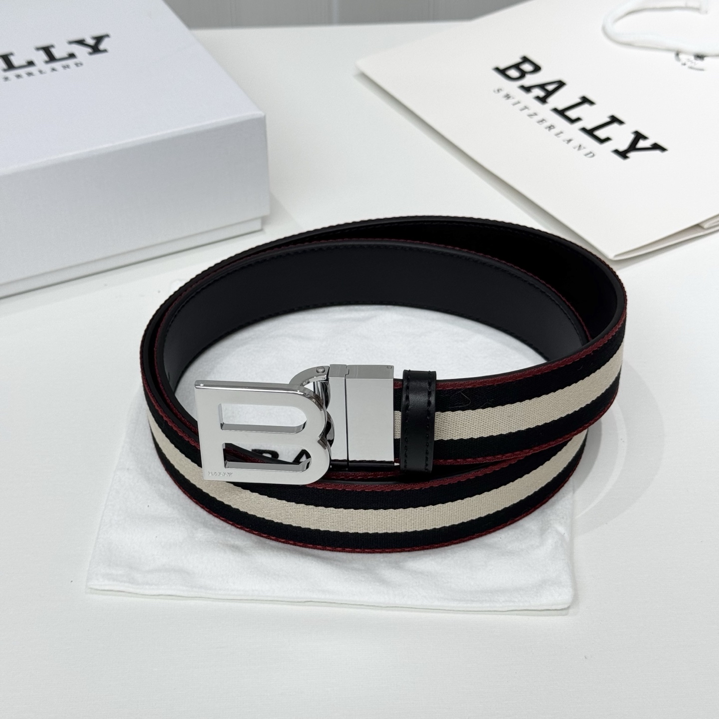 。 BALLY (巴利) 专柜同款 35毫米，款式经典。精心设计的金属搭扣，时尚又年轻，百搭款式！