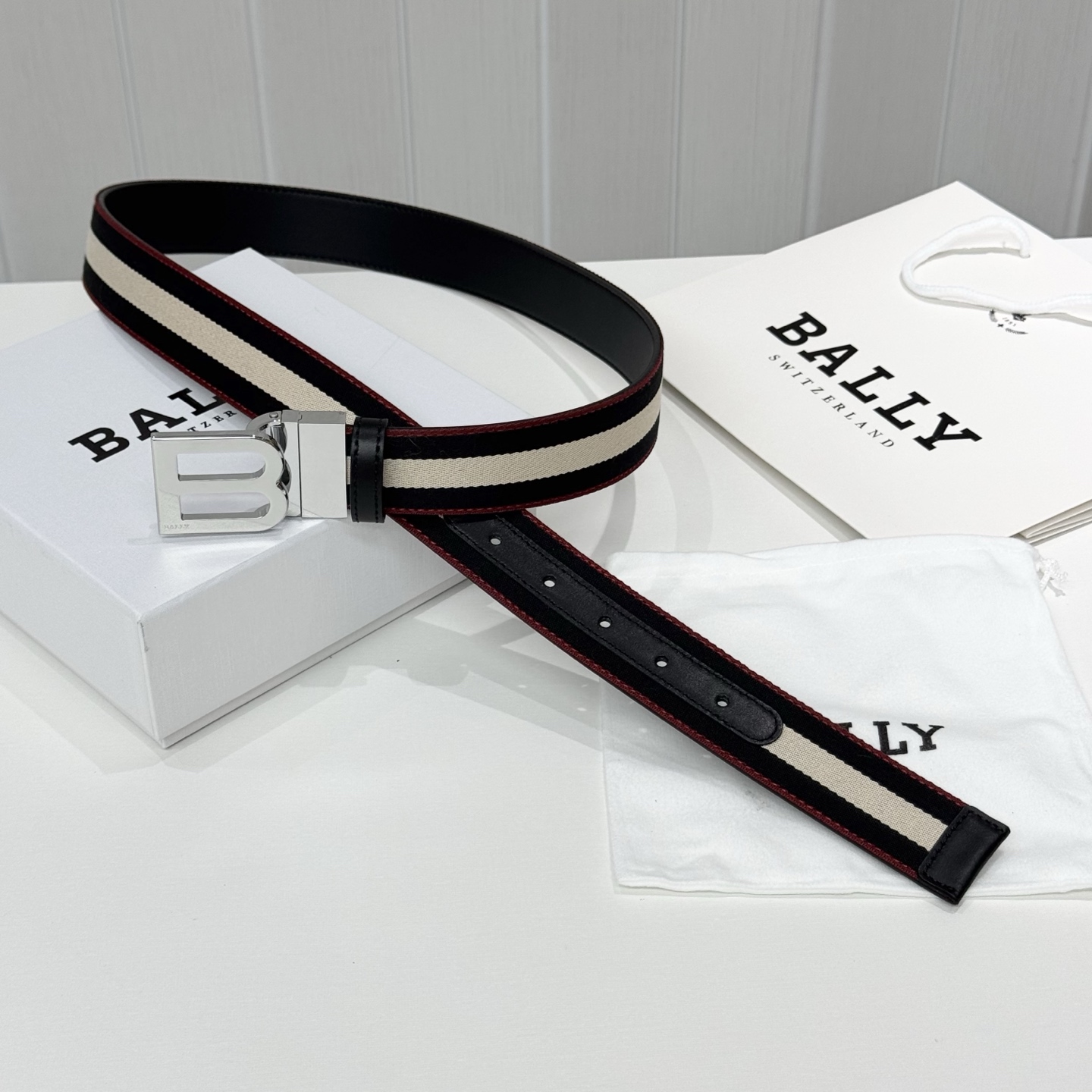 。 BALLY (巴利) 专柜同款 35毫米，款式经典。精心设计的金属搭扣，时尚又年轻，百搭款式！