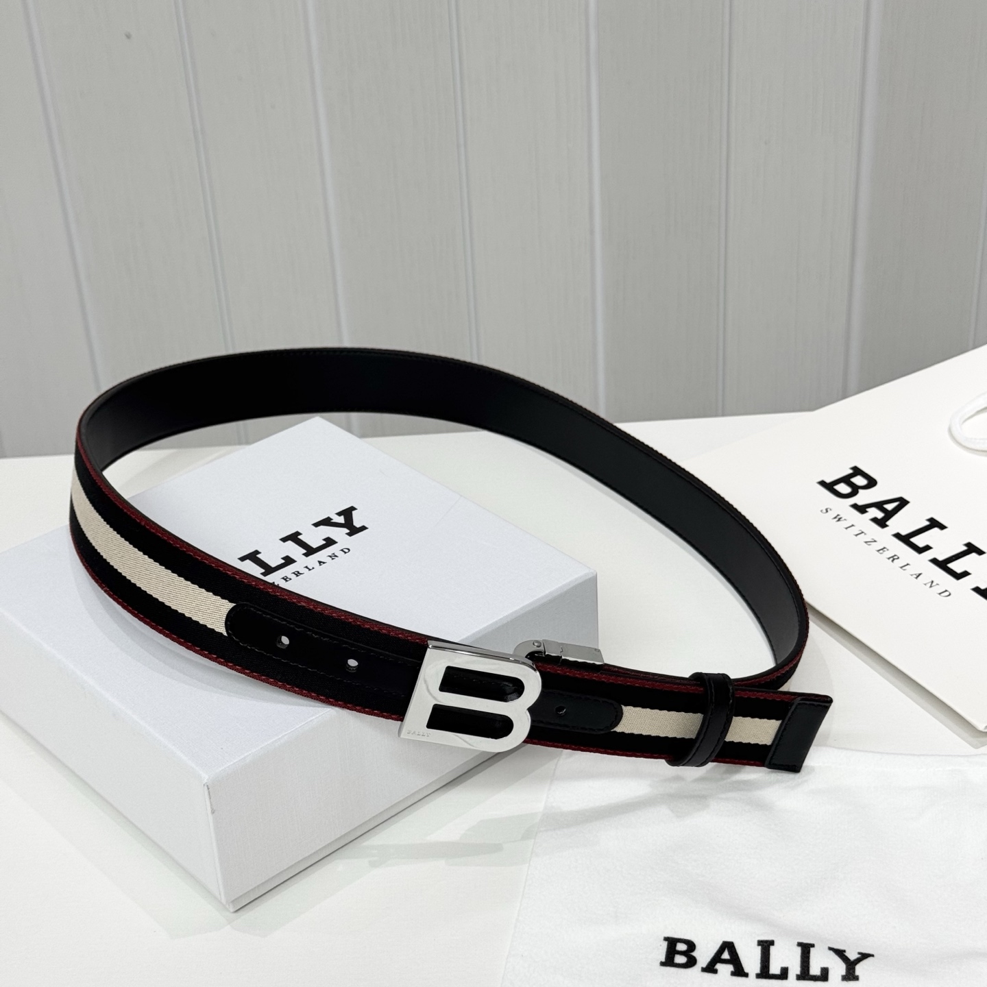 。 BALLY (巴利) 专柜同款 35毫米，款式经典。精心设计的金属搭扣，时尚又年轻，百搭款式！
