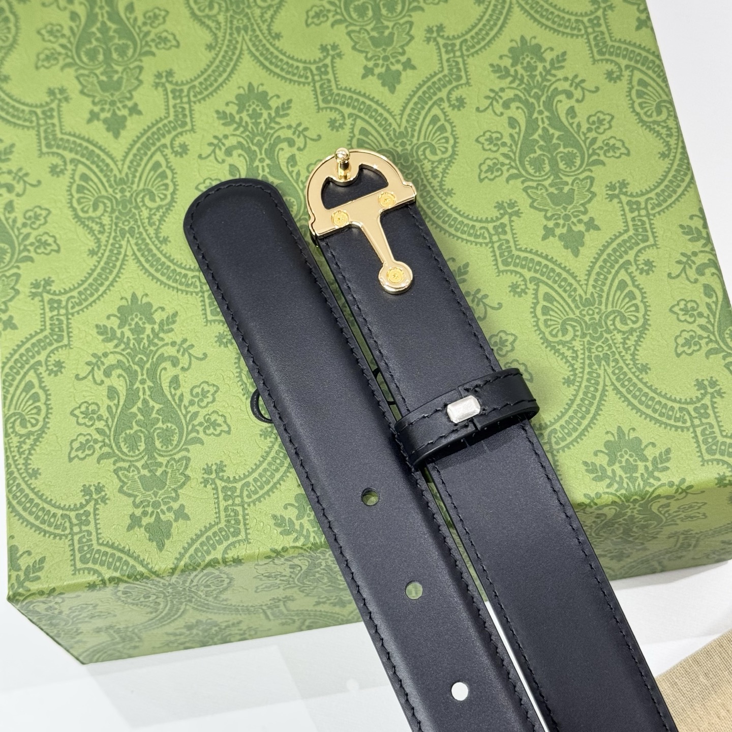 。 gucci、马衔扣腰带，女士净面牛皮，3cm