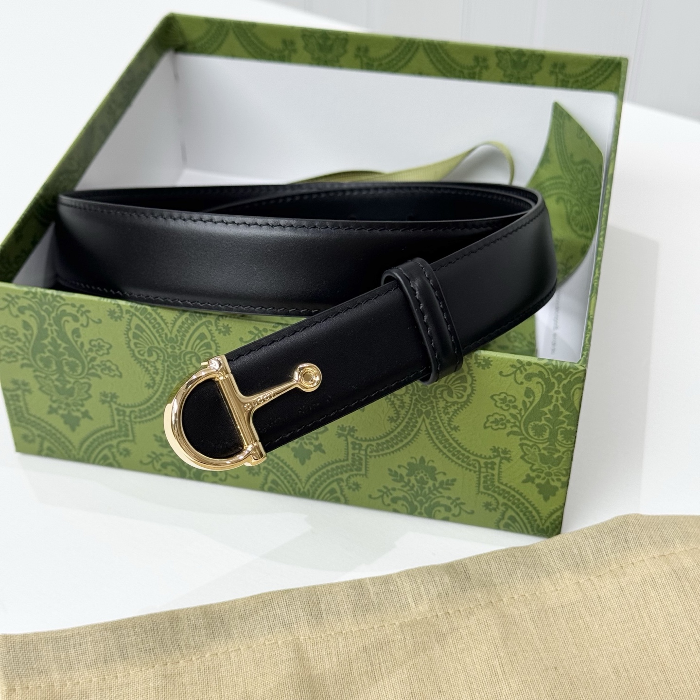 。 gucci、马衔扣腰带，女士净面牛皮，3cm