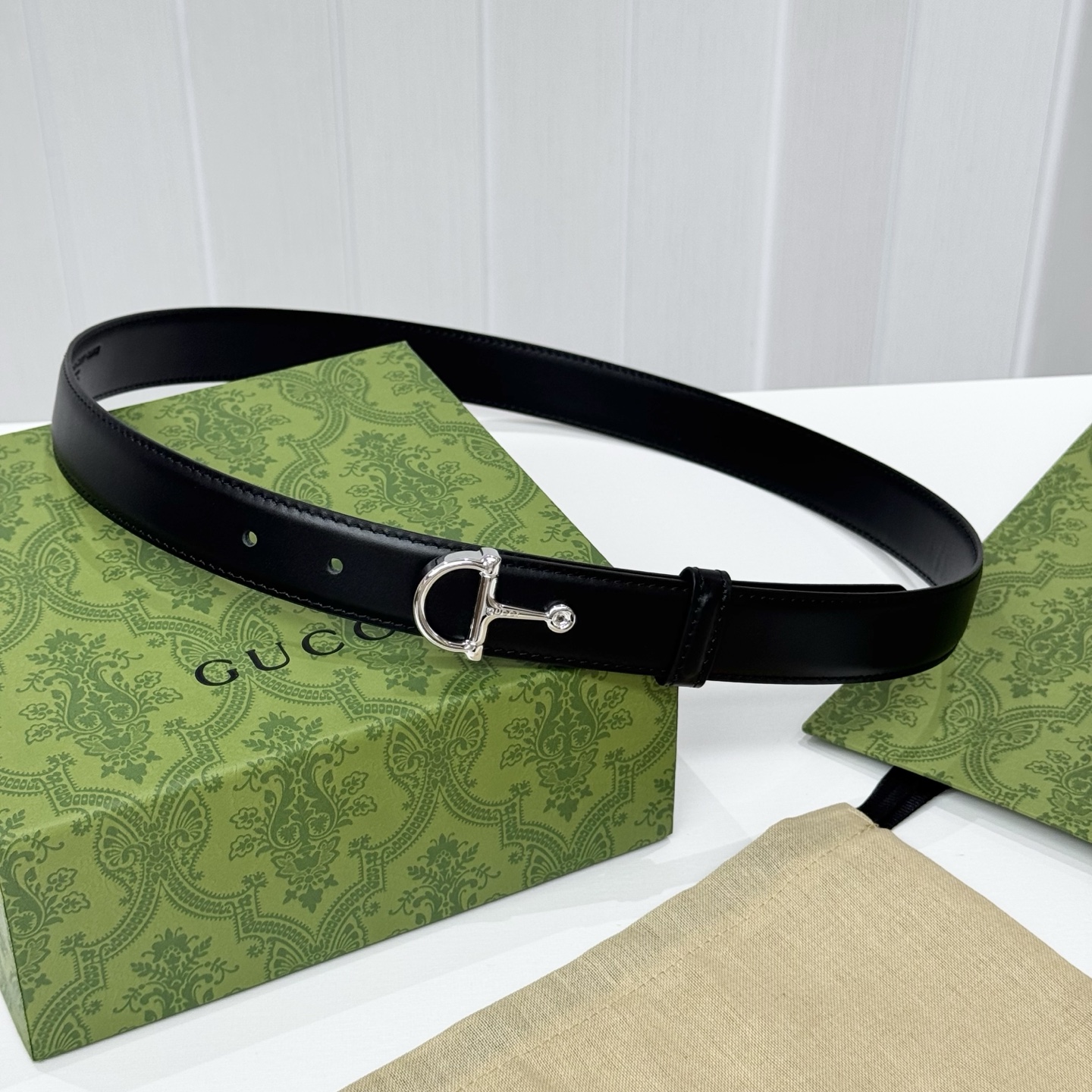 。 gucci、马衔扣腰带，女士净面牛皮，3cm