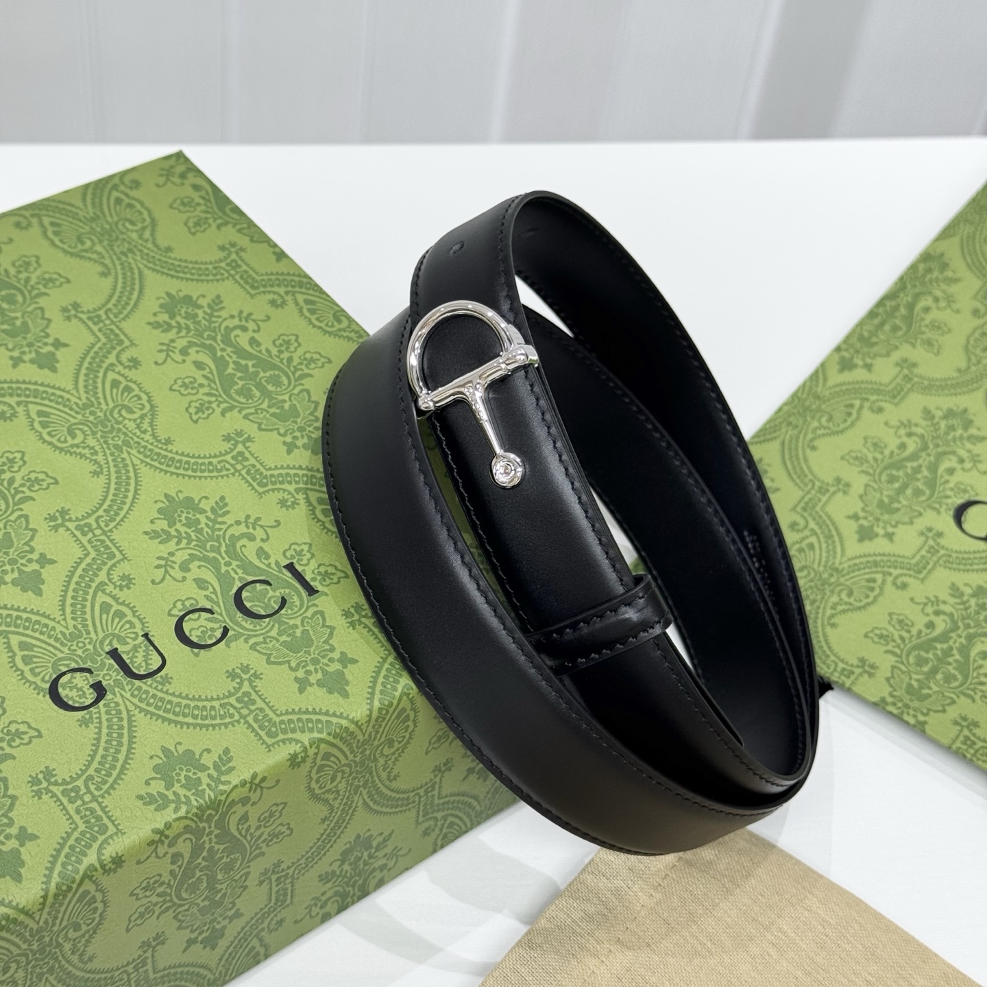 。 gucci、马衔扣腰带，女士净面牛皮，3cm