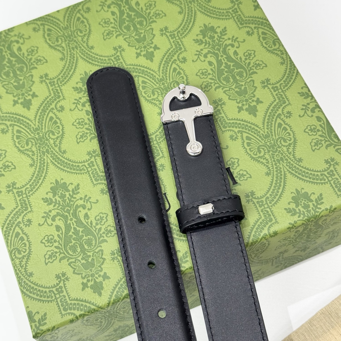 。 gucci、马衔扣腰带，女士净面牛皮，3cm