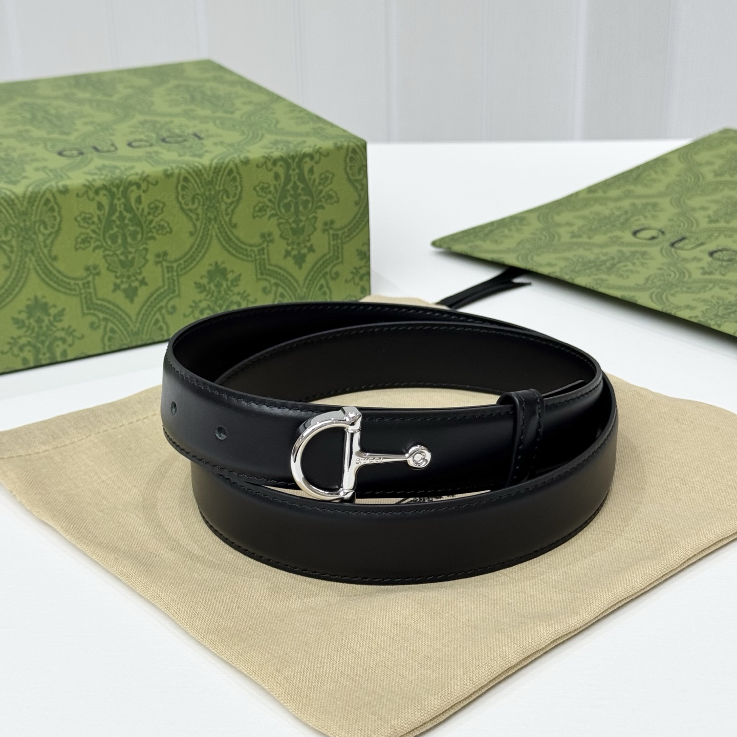 。 gucci、马衔扣腰带，女士净面牛皮，3cm