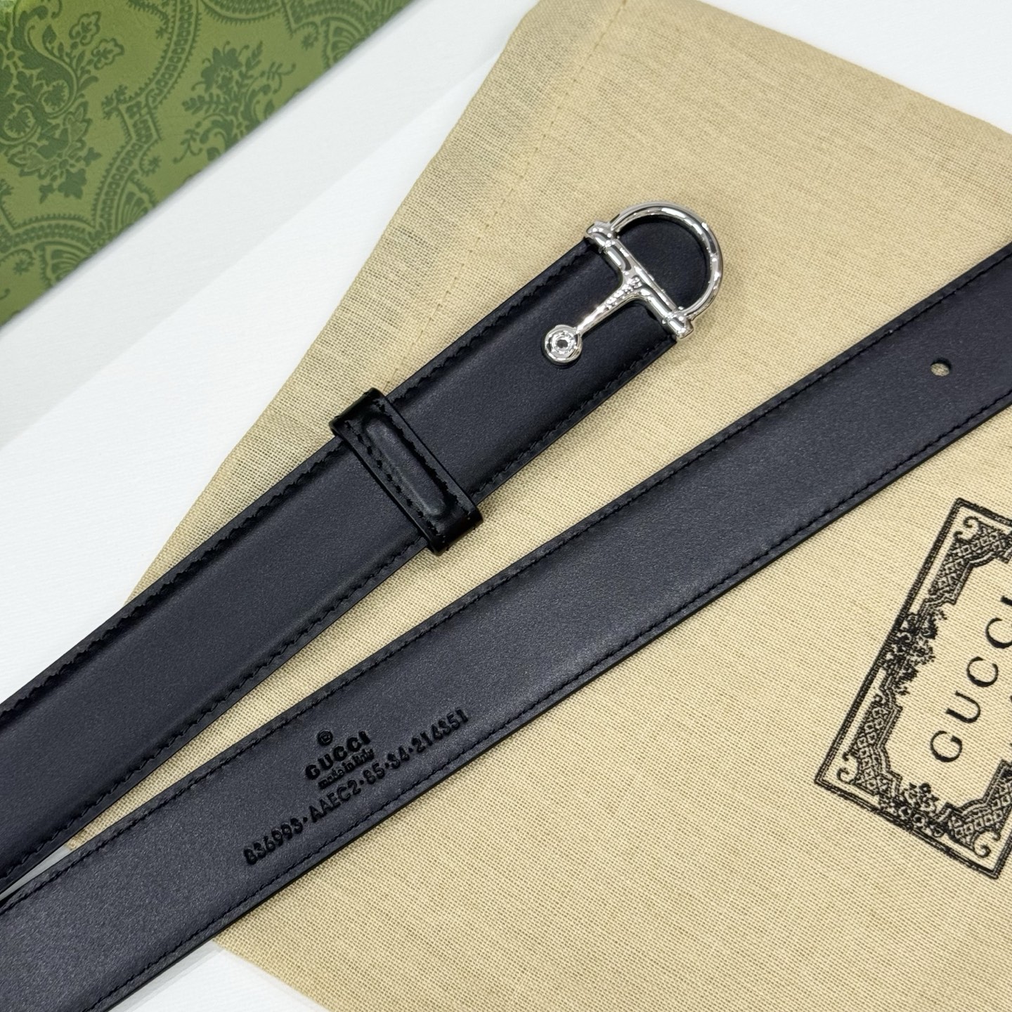 。 gucci、马衔扣腰带，女士净面牛皮，3cm