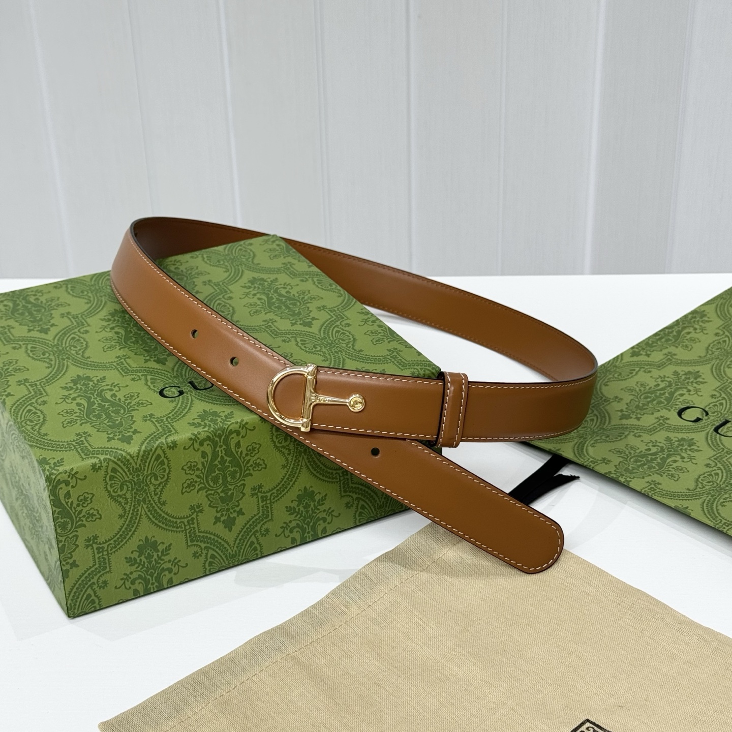 。 gucci、马衔扣腰带，女士净面牛皮，3cm