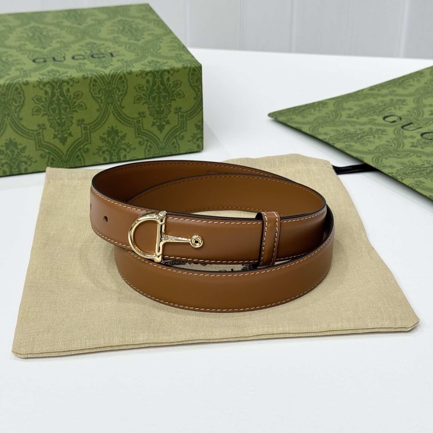 。 gucci、马衔扣腰带，女士净面牛皮，3cm
