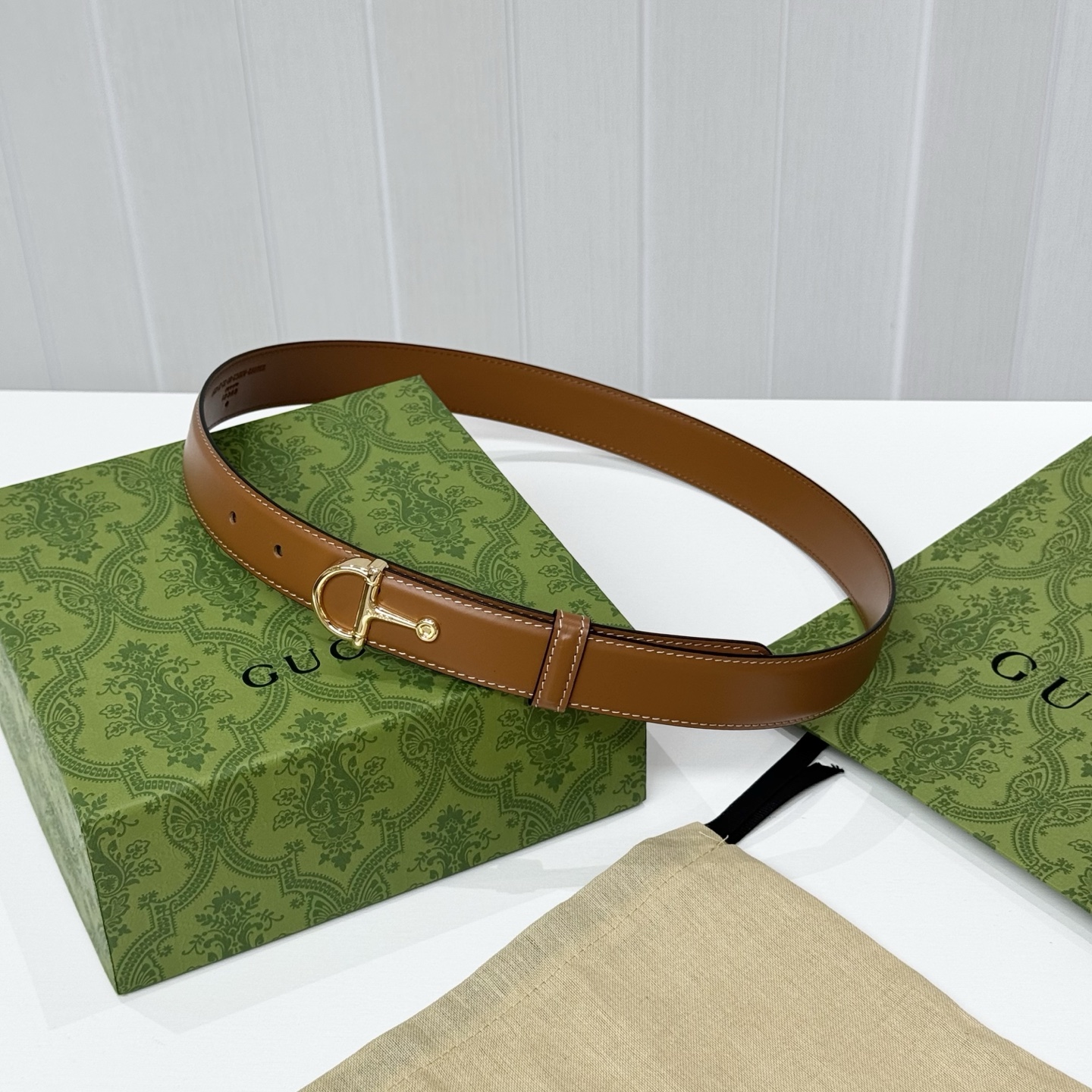 。 gucci、马衔扣腰带，女士净面牛皮，3cm