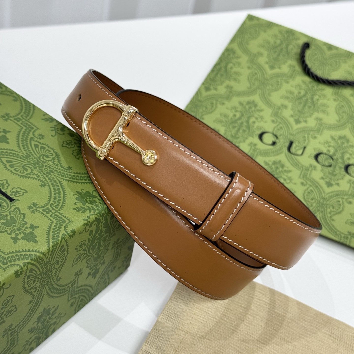 。 gucci、马衔扣腰带，女士净面牛皮，3cm