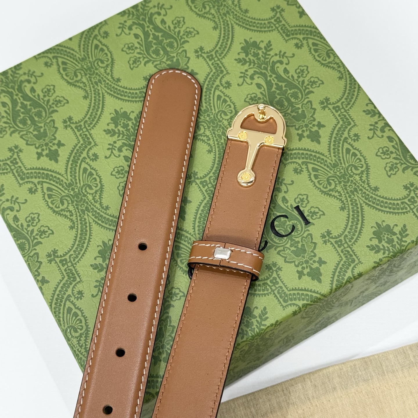 。 gucci、马衔扣腰带，女士净面牛皮，3cm