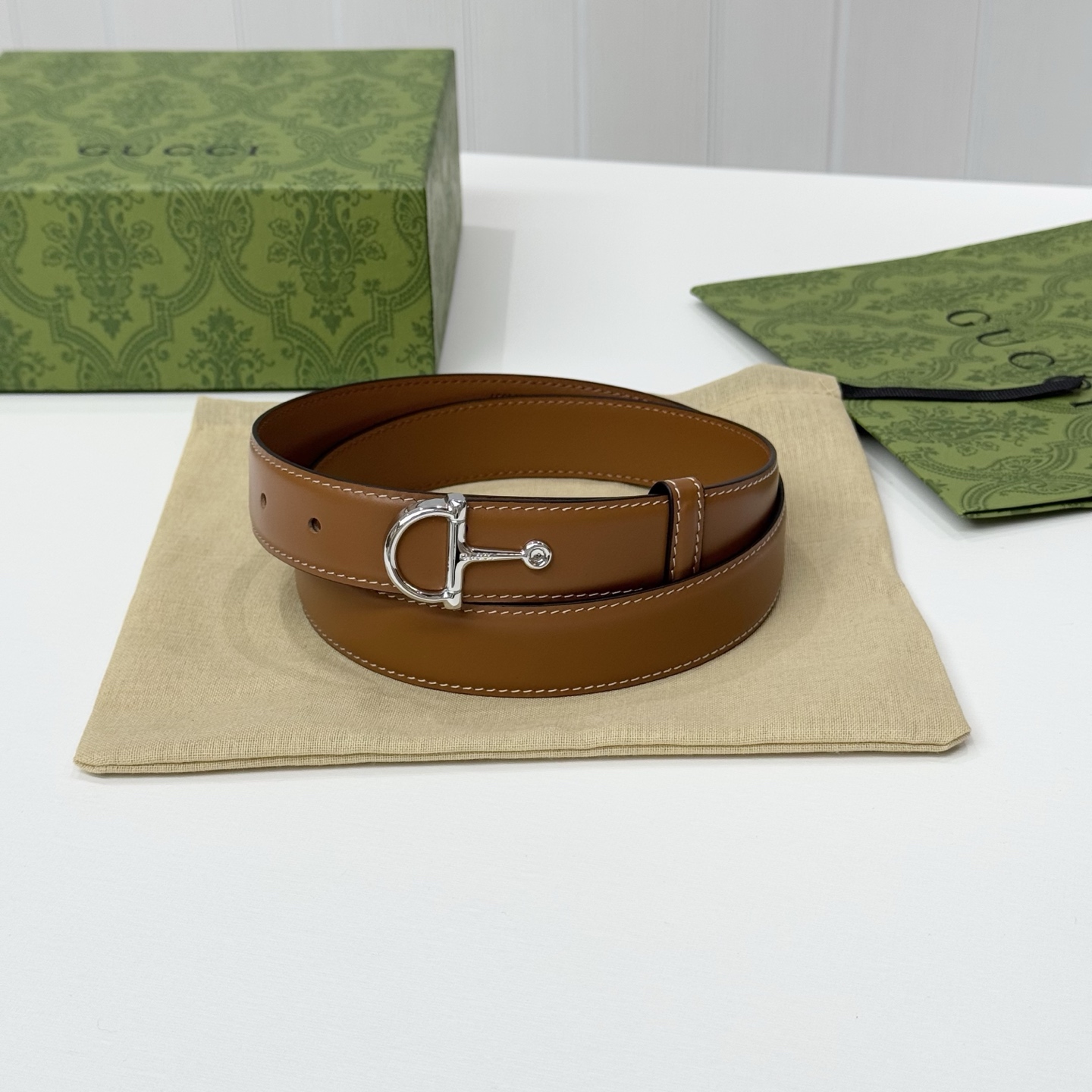 。 gucci、马衔扣腰带，女士净面牛皮，3cm