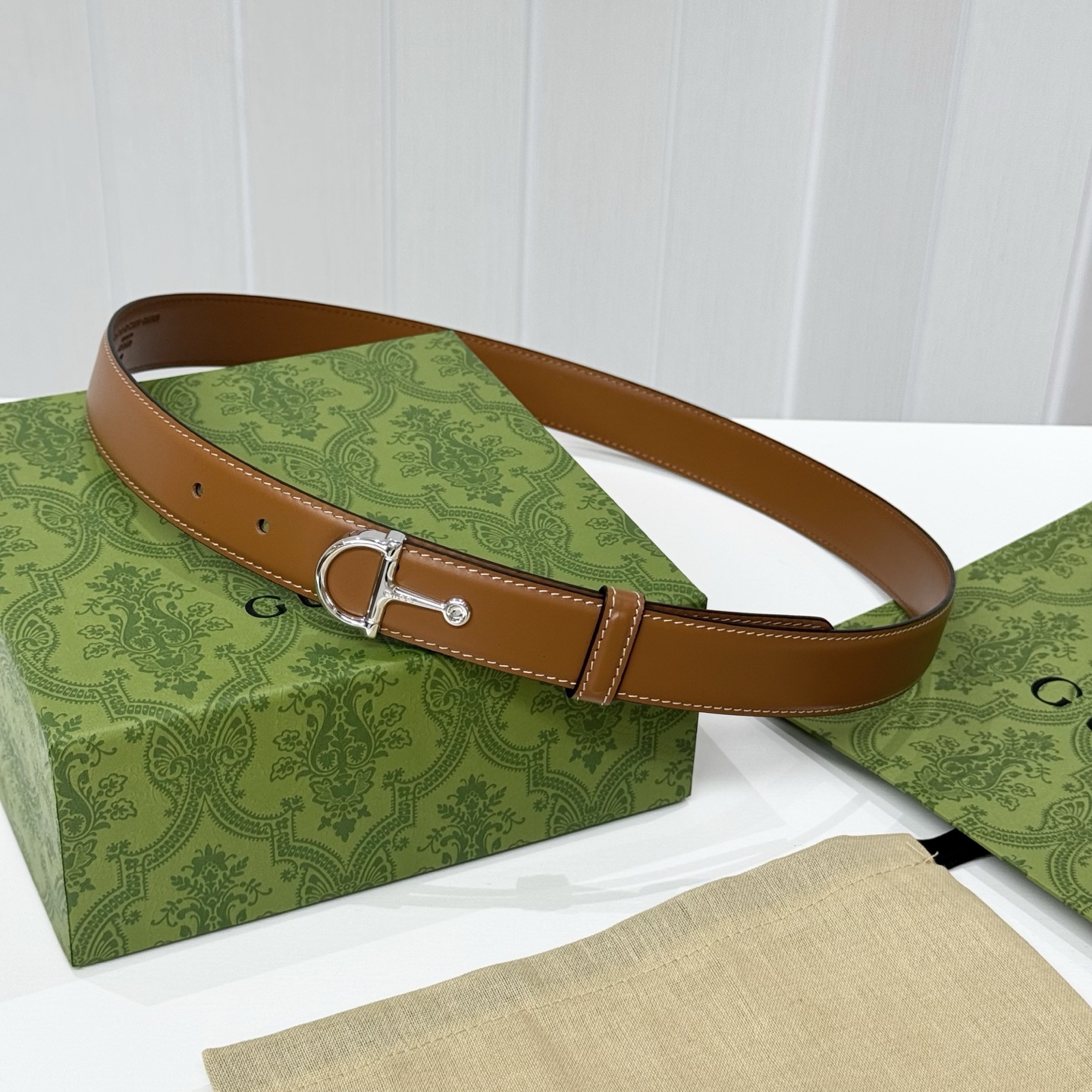。 gucci、马衔扣腰带，女士净面牛皮，3cm