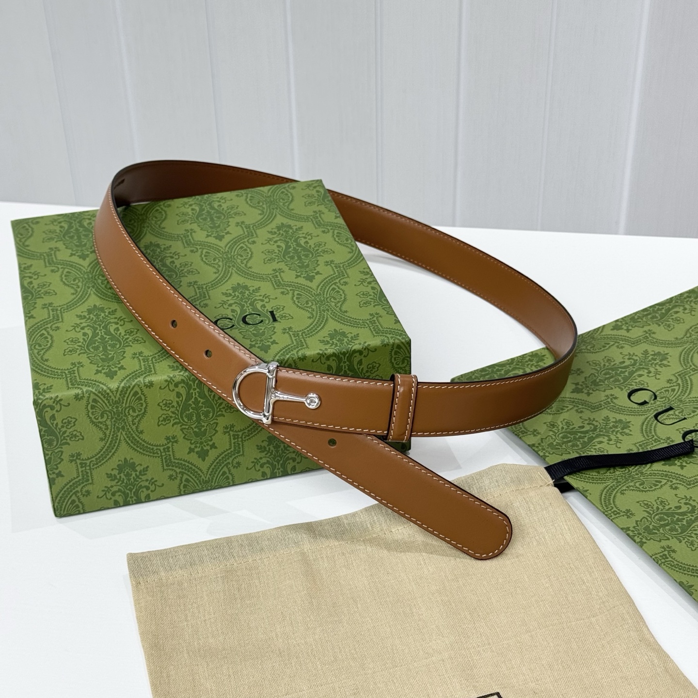 。 gucci、马衔扣腰带，女士净面牛皮，3cm