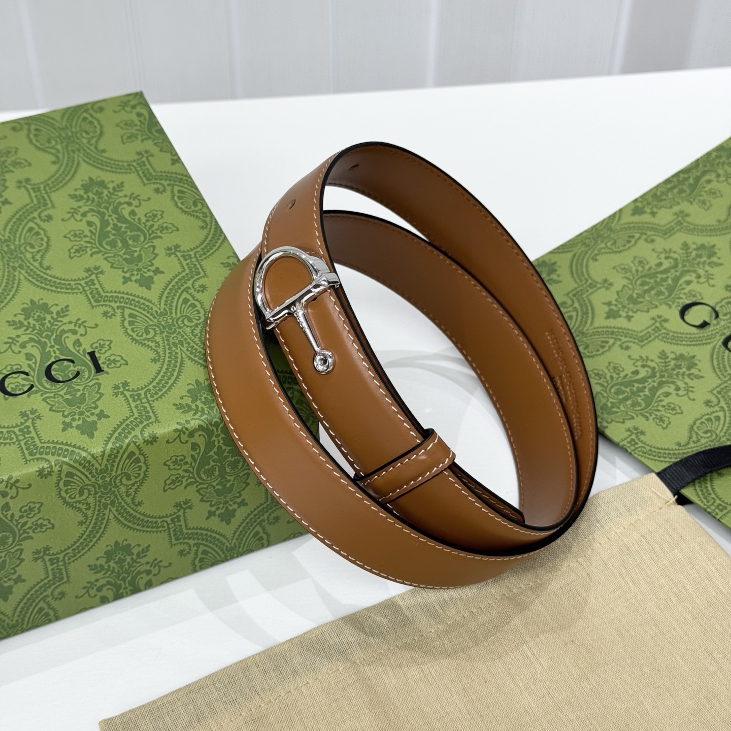 。 gucci、马衔扣腰带，女士净面牛皮，3cm