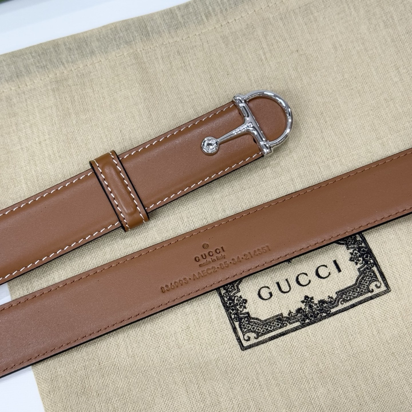 。 gucci、马衔扣腰带，女士净面牛皮，3cm