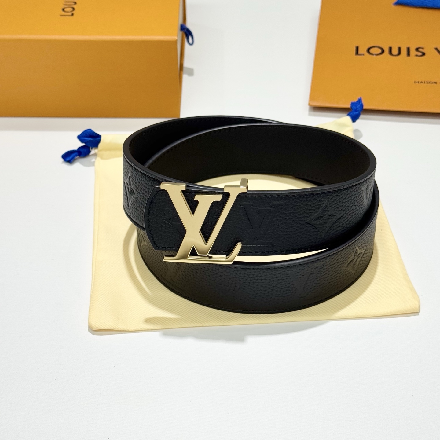 。 LV Dimension 4.0腰带将经典格调引入新颖尺幅设计。皮革压印 LV 字母、与纤秀 LV 