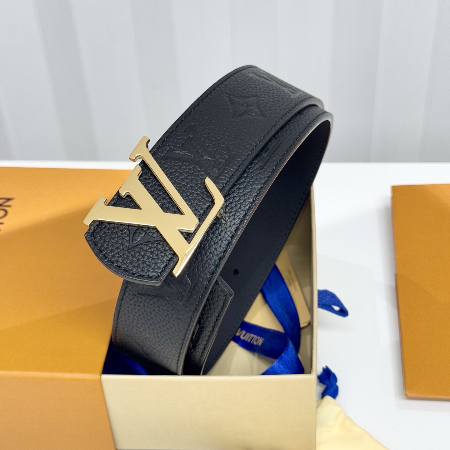 。 LV Dimension 4.0腰带将经典格调引入新颖尺幅设计。皮革压印 LV 字母、与纤秀 LV 