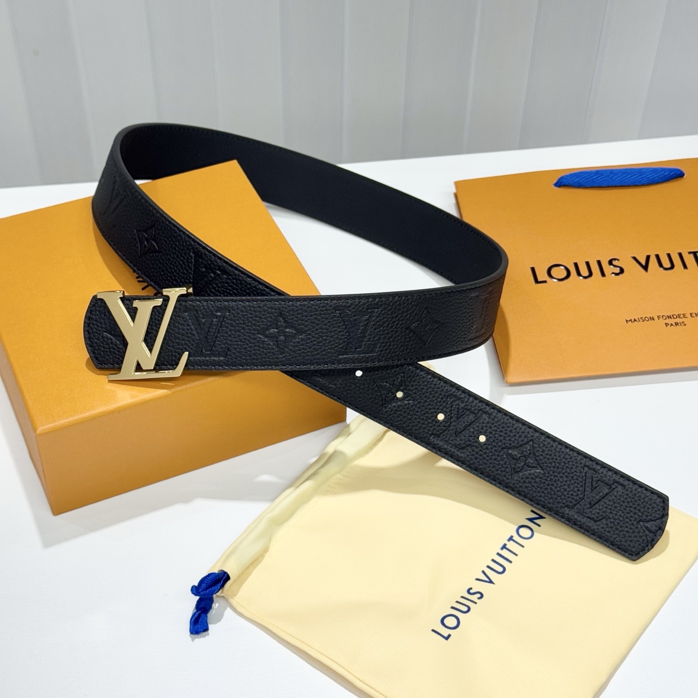 。 LV Dimension 4.0腰带将经典格调引入新颖尺幅设计。皮革压印 LV 字母、与纤秀 LV 