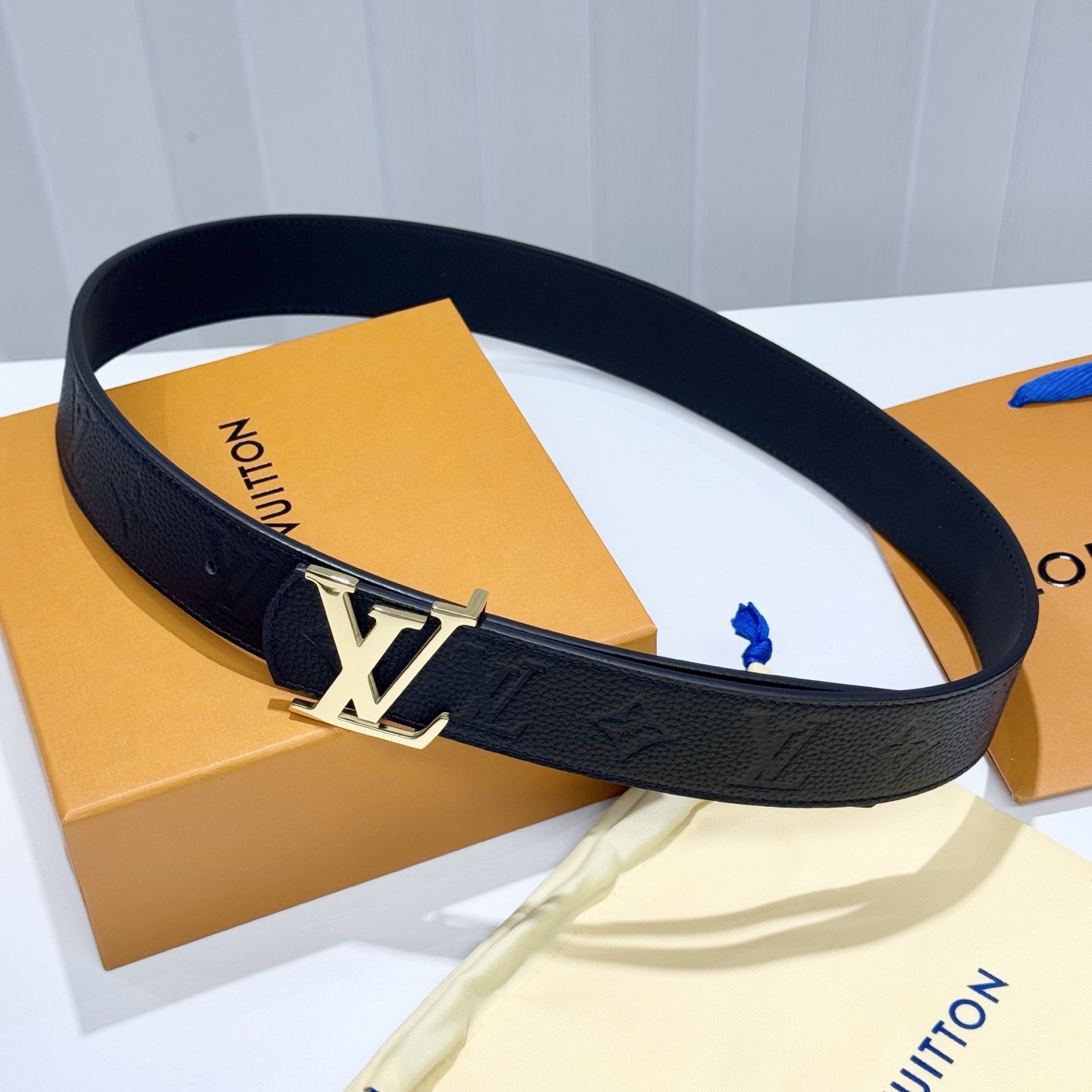 。 LV Dimension 4.0腰带将经典格调引入新颖尺幅设计。皮革压印 LV 字母、与纤秀 LV 