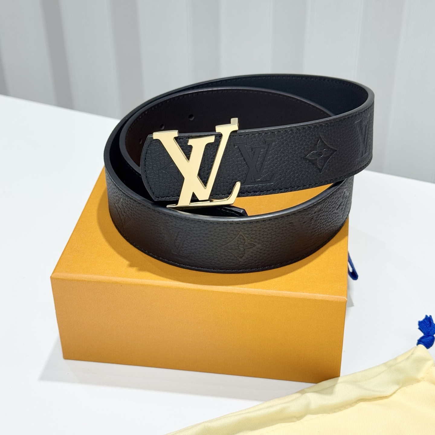 。 LV Dimension 4.0腰带将经典格调引入新颖尺幅设计。皮革压印 LV 字母、与纤秀 LV 