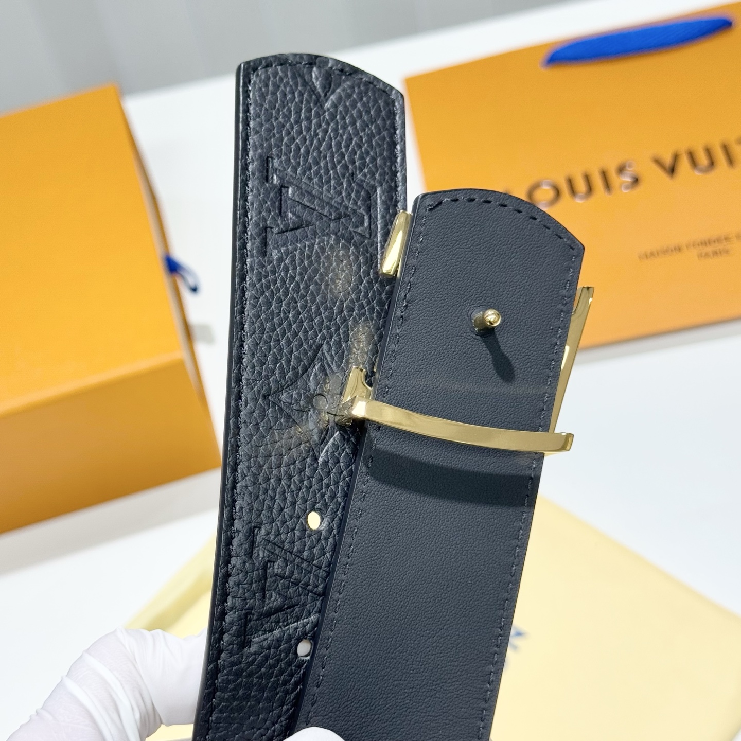 。 LV Dimension 4.0腰带将经典格调引入新颖尺幅设计。皮革压印 LV 字母、与纤秀 LV 