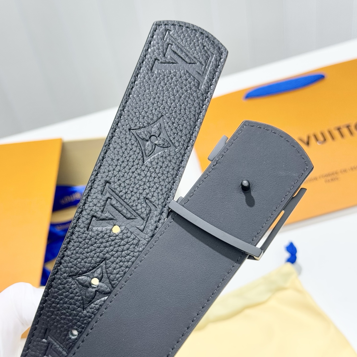 。 LV Dimension 4.0腰带将经典格调引入新颖尺幅设计。皮革压印 LV 字母、与纤秀 LV 