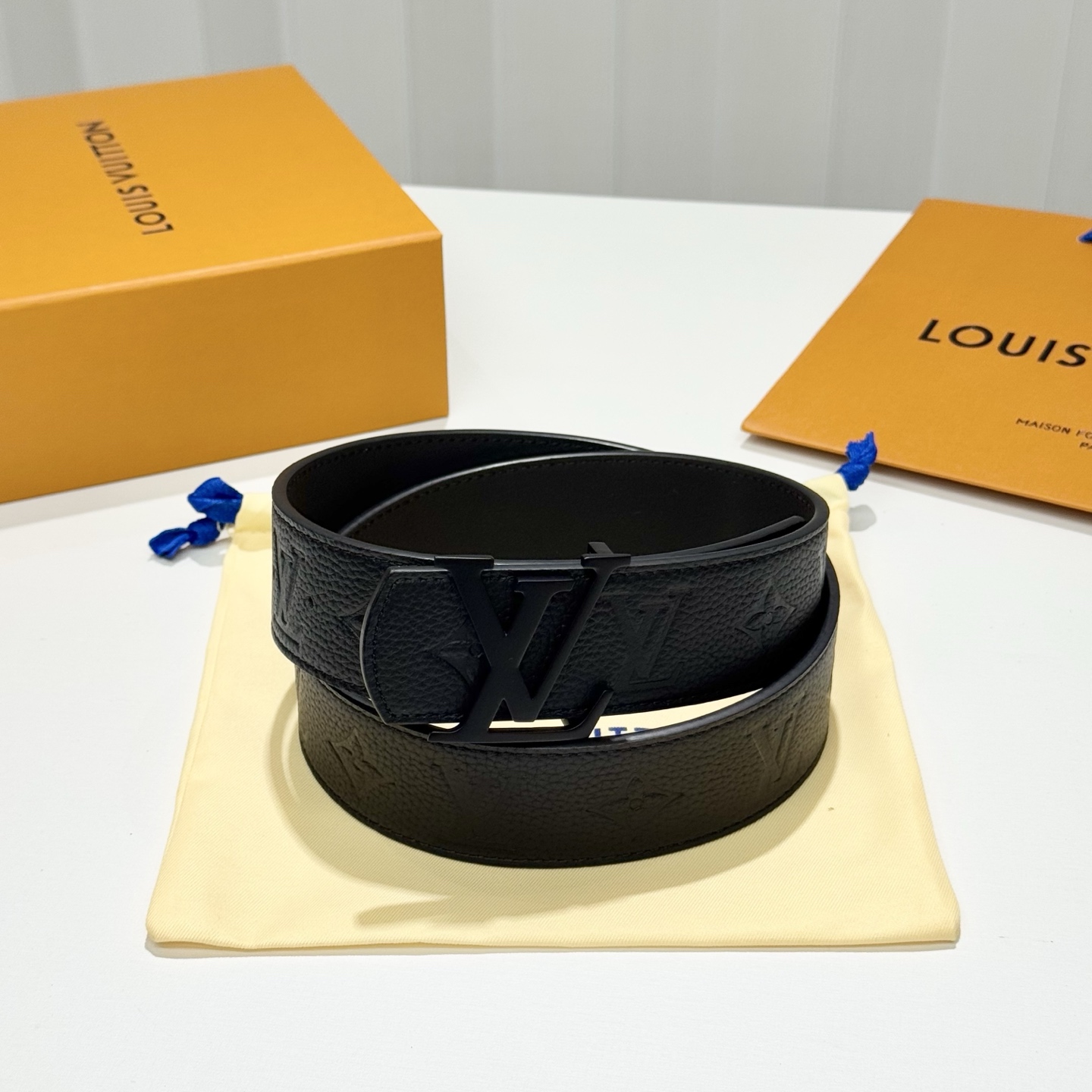 。 LV Dimension 4.0腰带将经典格调引入新颖尺幅设计。皮革压印 LV 字母、与纤秀 LV 