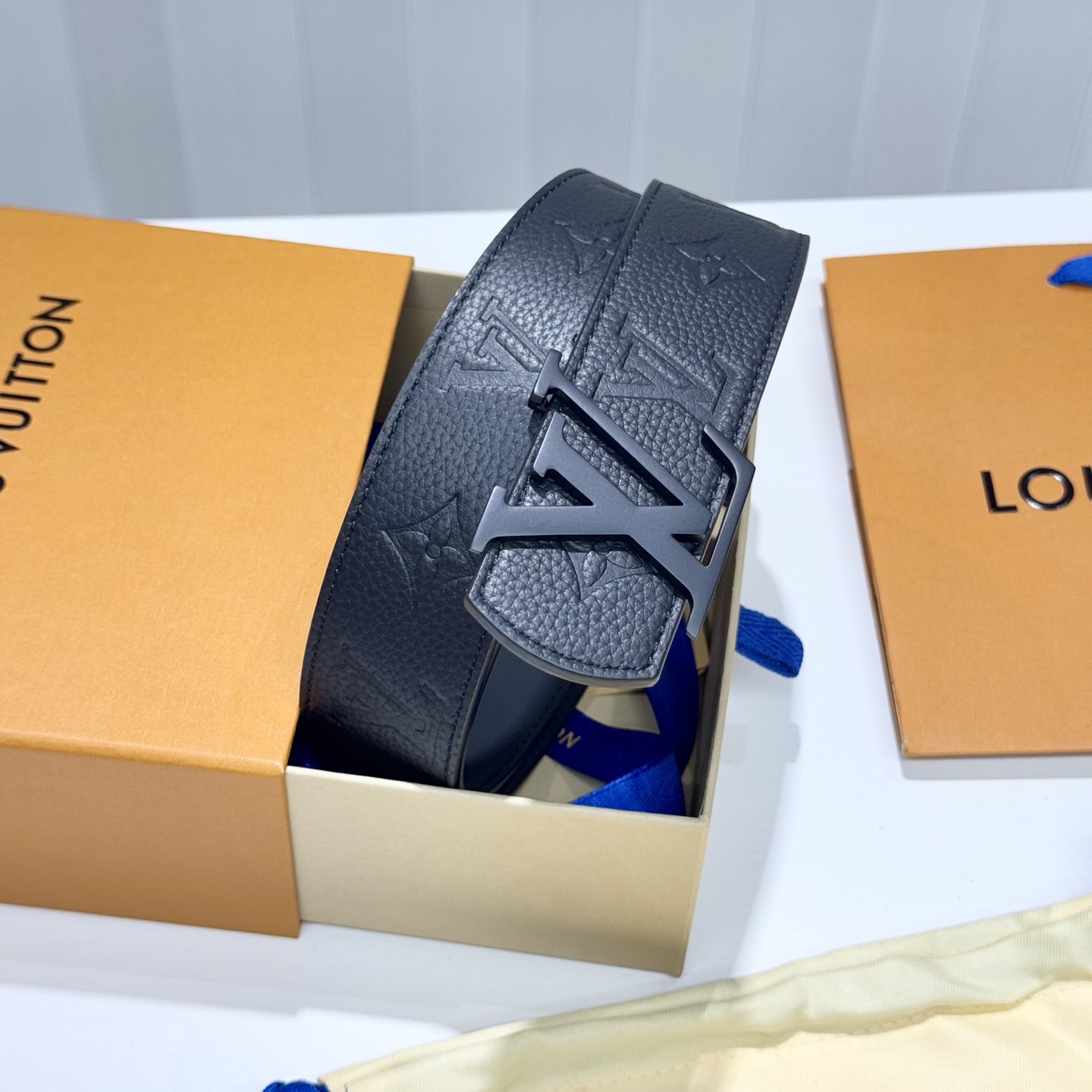 。 LV Dimension 4.0腰带将经典格调引入新颖尺幅设计。皮革压印 LV 字母、与纤秀 LV 