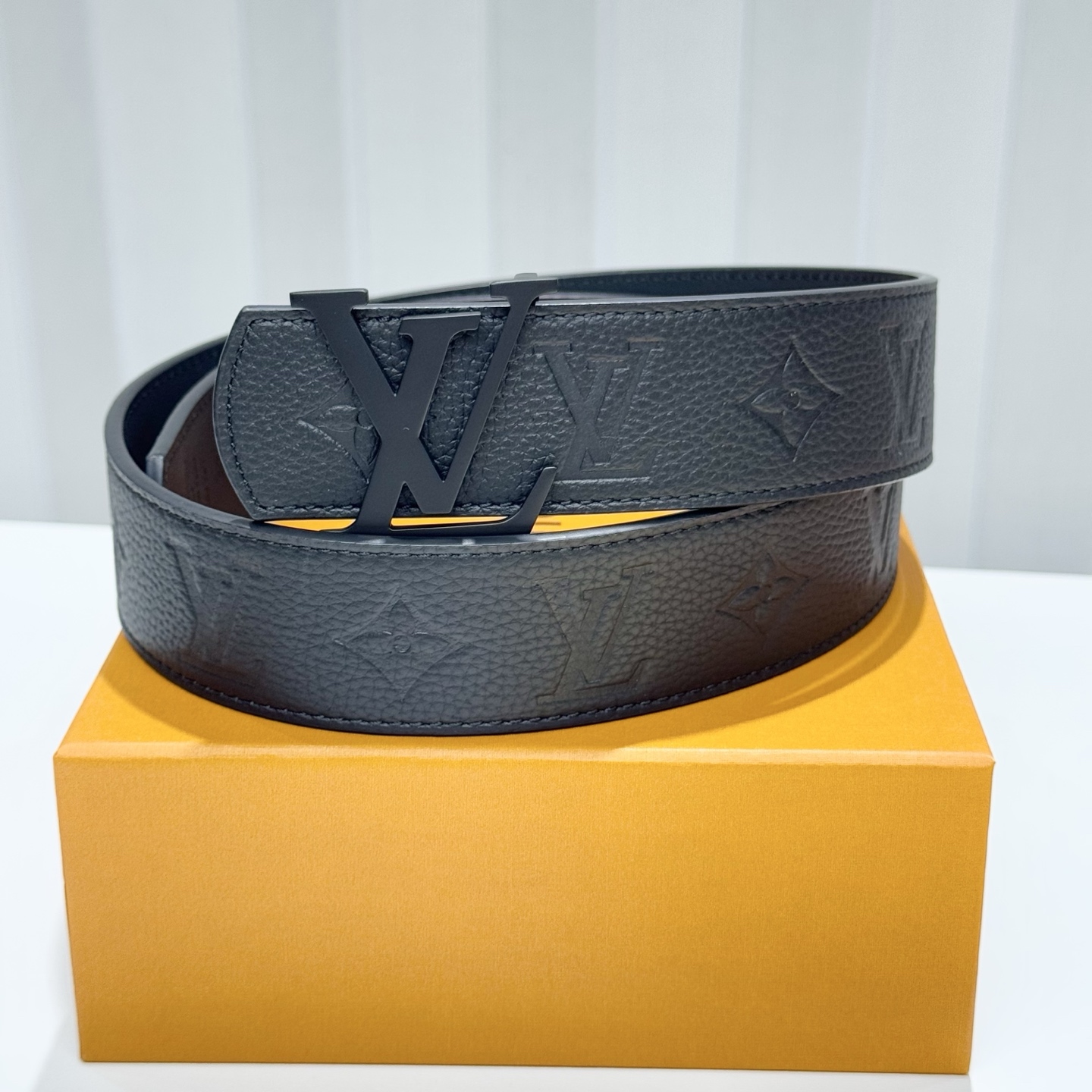 。 LV Dimension 4.0腰带将经典格调引入新颖尺幅设计。皮革压印 LV 字母、与纤秀 LV 