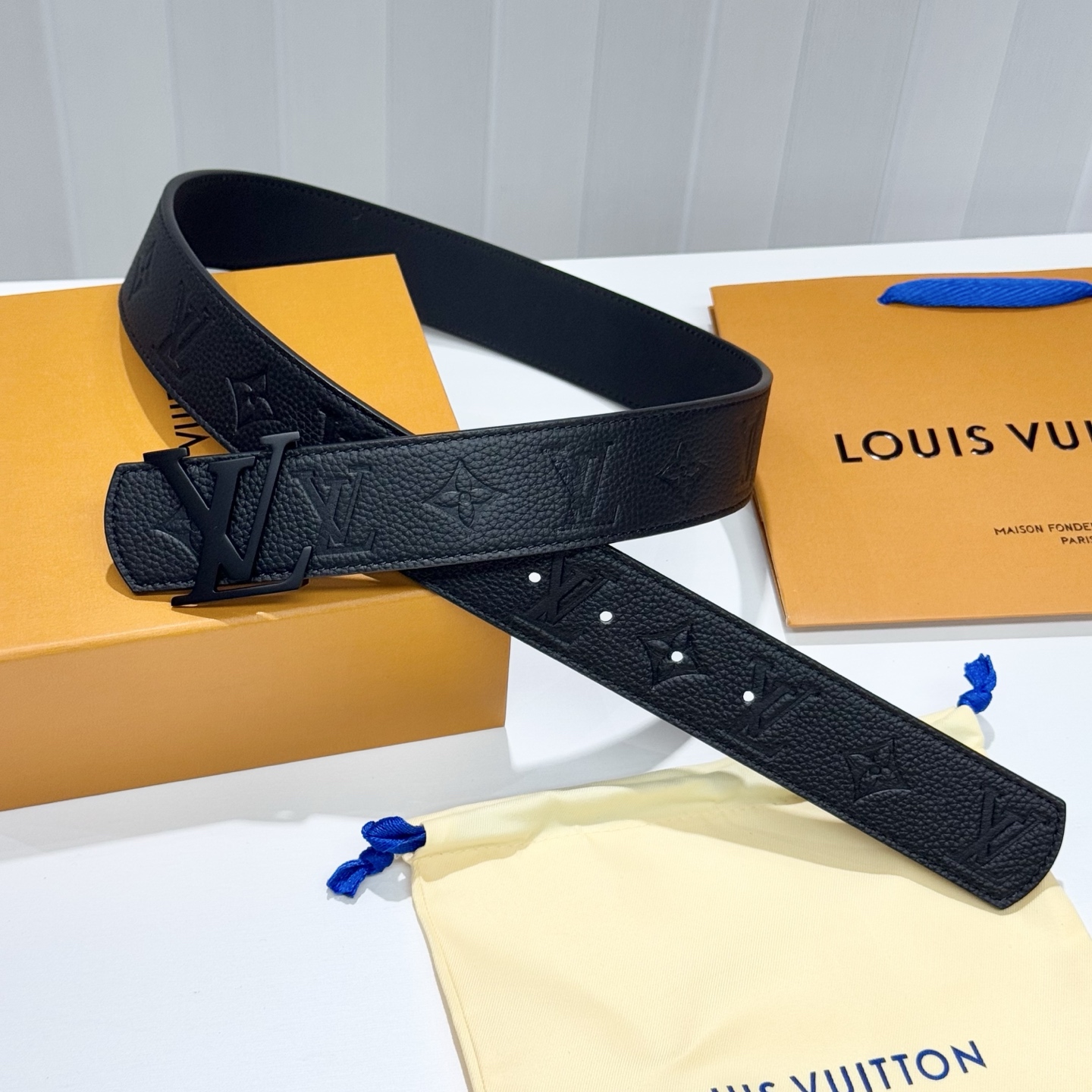 。 LV Dimension 4.0腰带将经典格调引入新颖尺幅设计。皮革压印 LV 字母、与纤秀 LV 