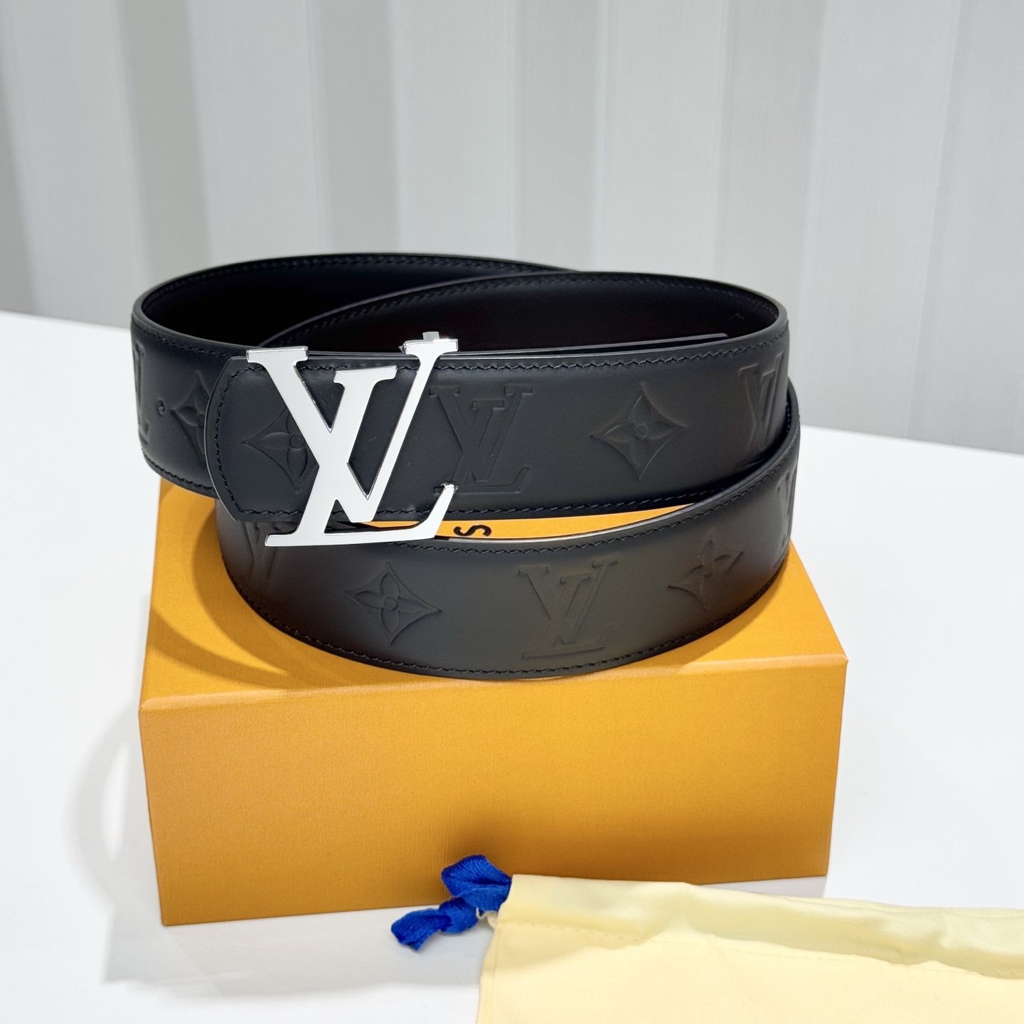 。 LV Dimension 4.0腰带将经典格调引入新颖尺幅设计。皮革压印 LV 字母、与纤秀 LV 
