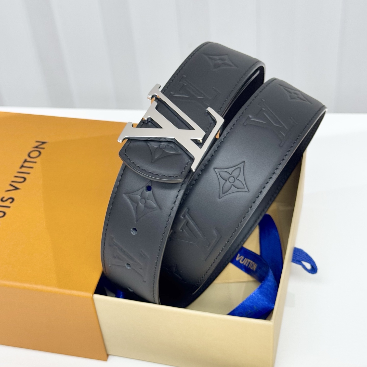 。 LV Dimension 4.0腰带将经典格调引入新颖尺幅设计。皮革压印 LV 字母、与纤秀 LV 