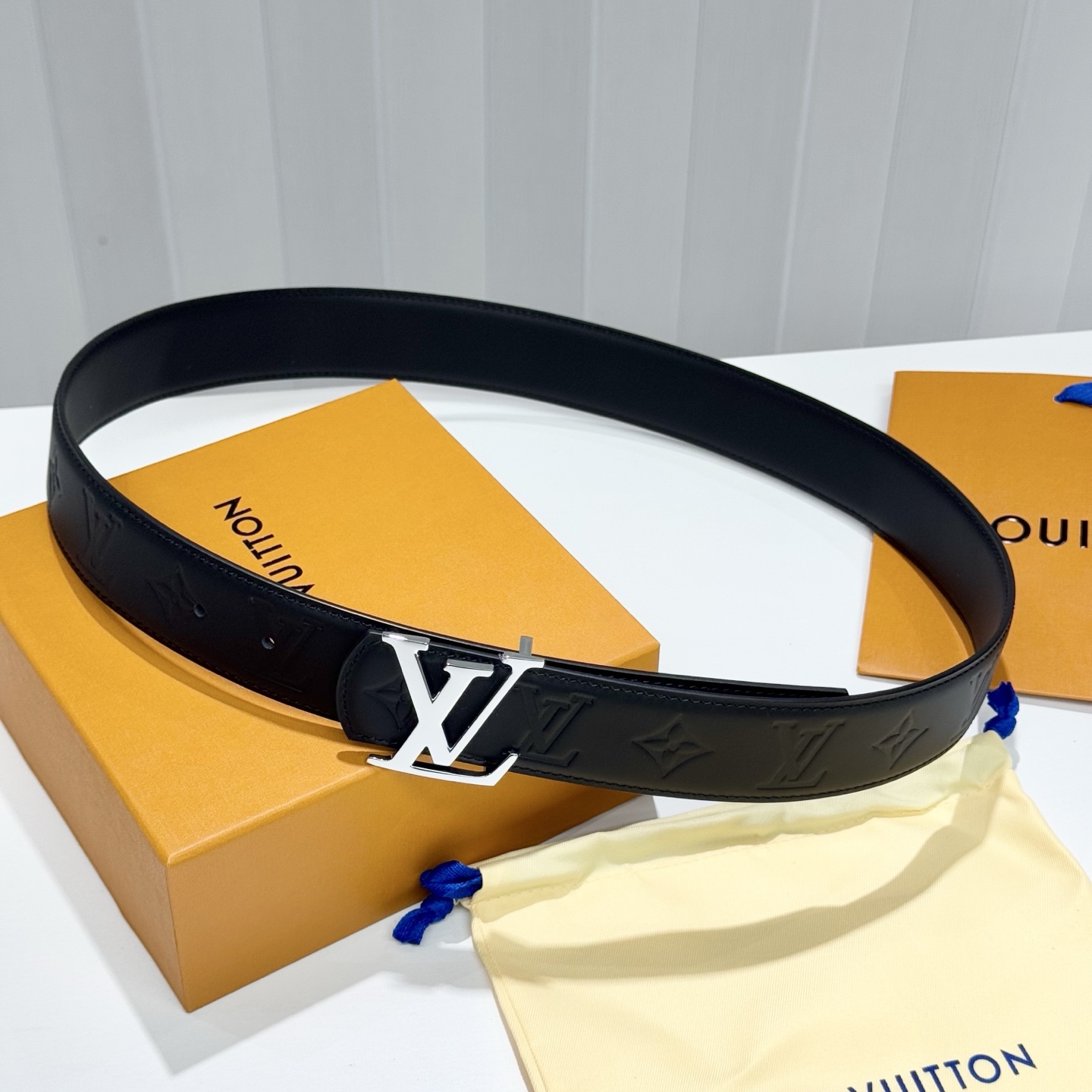 。 LV Dimension 4.0腰带将经典格调引入新颖尺幅设计。皮革压印 LV 字母、与纤秀 LV 
