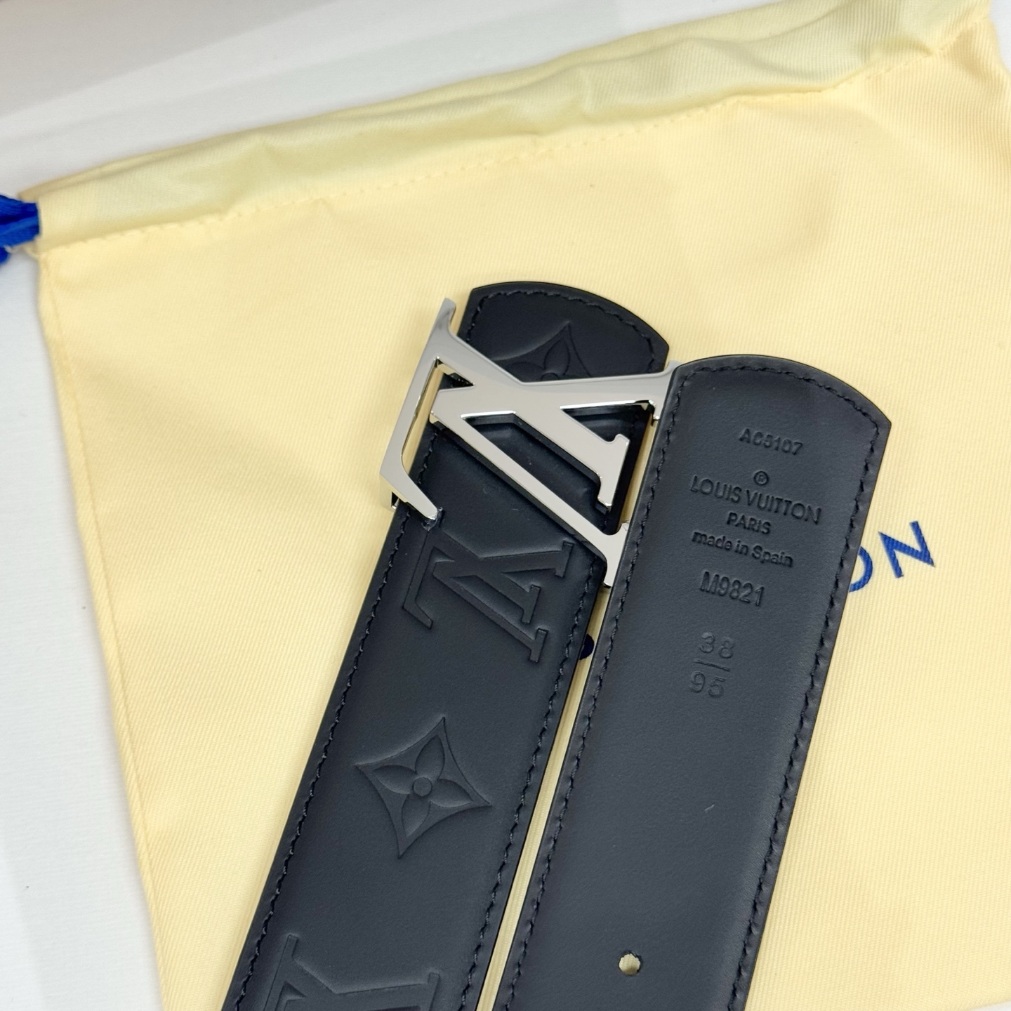 。 LV Dimension 4.0腰带将经典格调引入新颖尺幅设计。皮革压印 LV 字母、与纤秀 LV 
