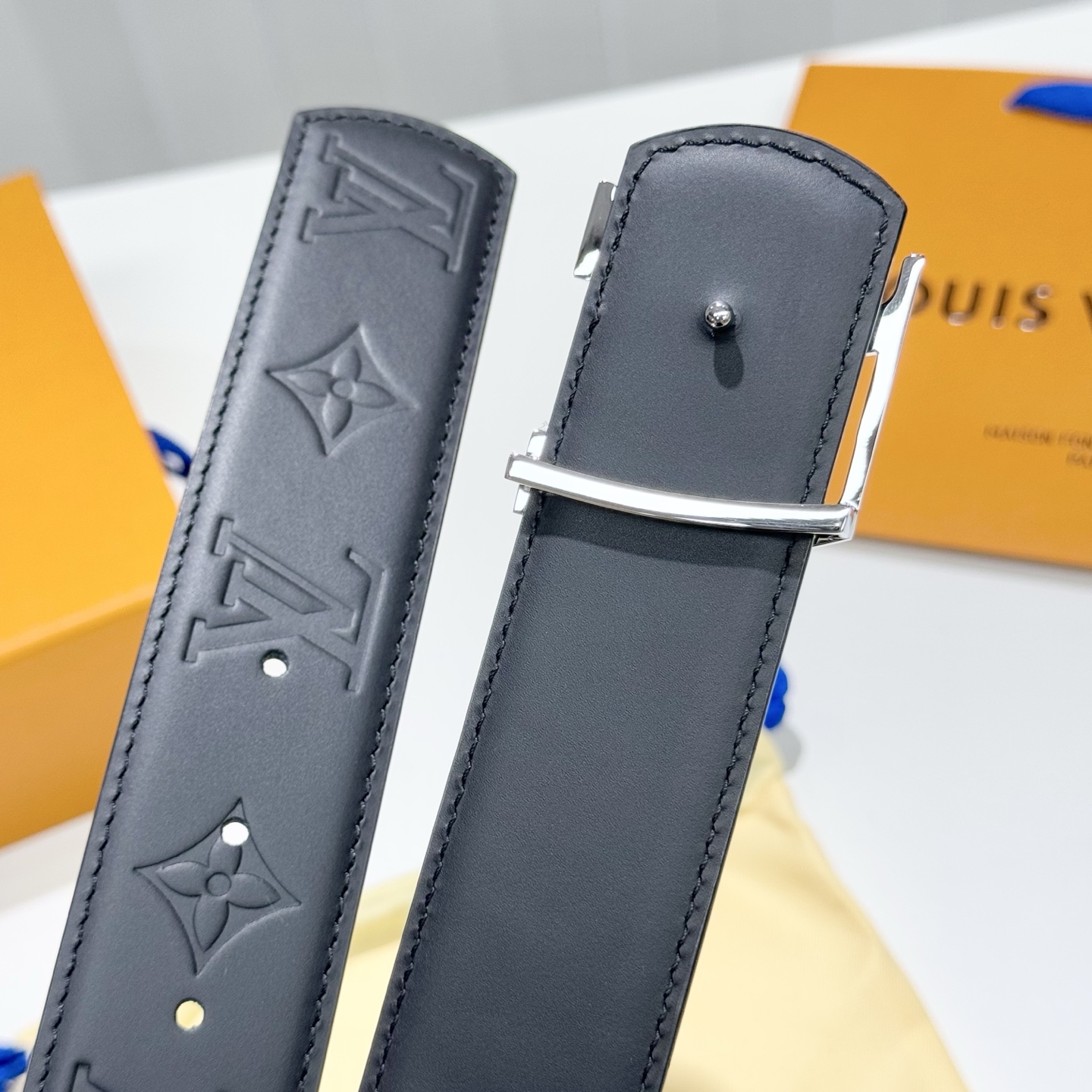。 LV Dimension 4.0腰带将经典格调引入新颖尺幅设计。皮革压印 LV 字母、与纤秀 LV 