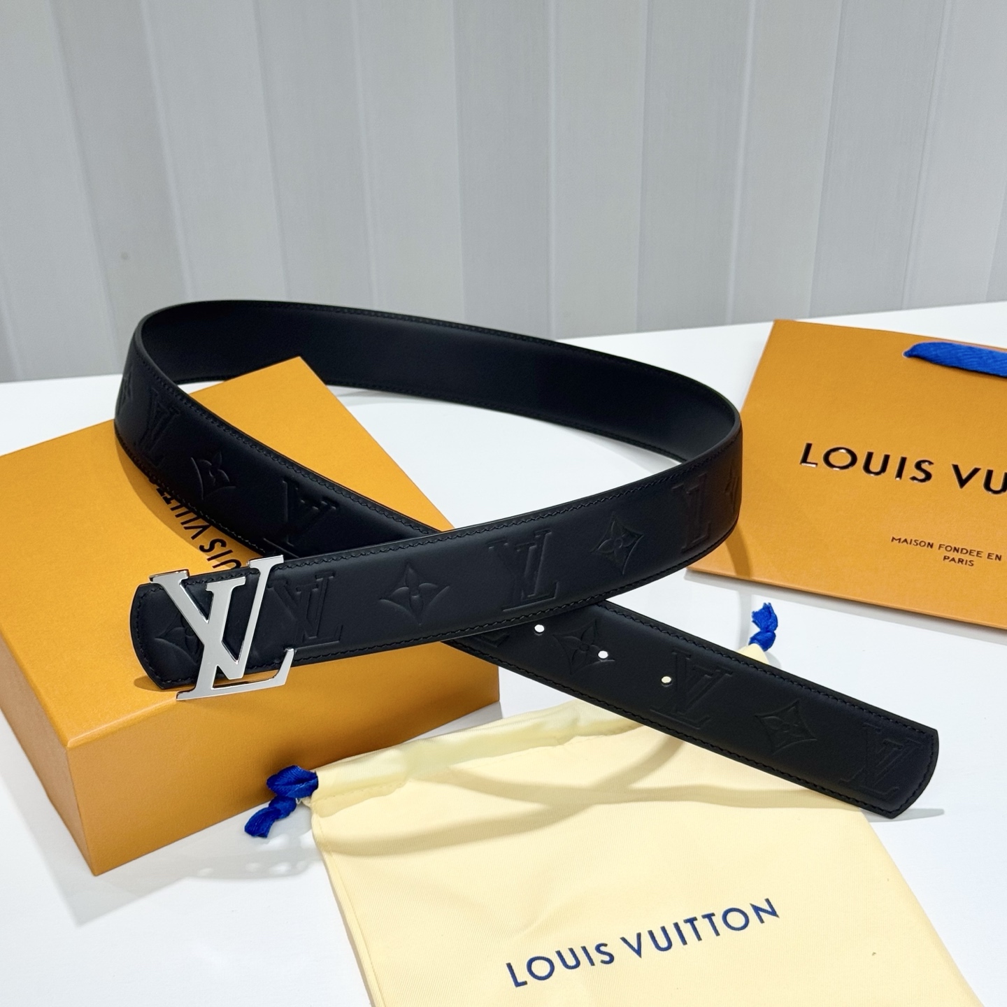 。 LV Dimension 4.0腰带将经典格调引入新颖尺幅设计。皮革压印 LV 字母、与纤秀 LV 