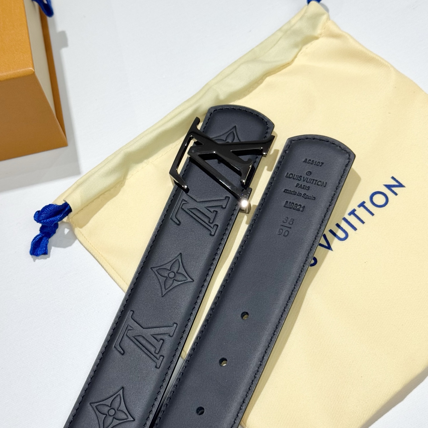 。 LV Dimension 4.0腰带将经典格调引入新颖尺幅设计。皮革压印 LV 字母、与纤秀 LV 