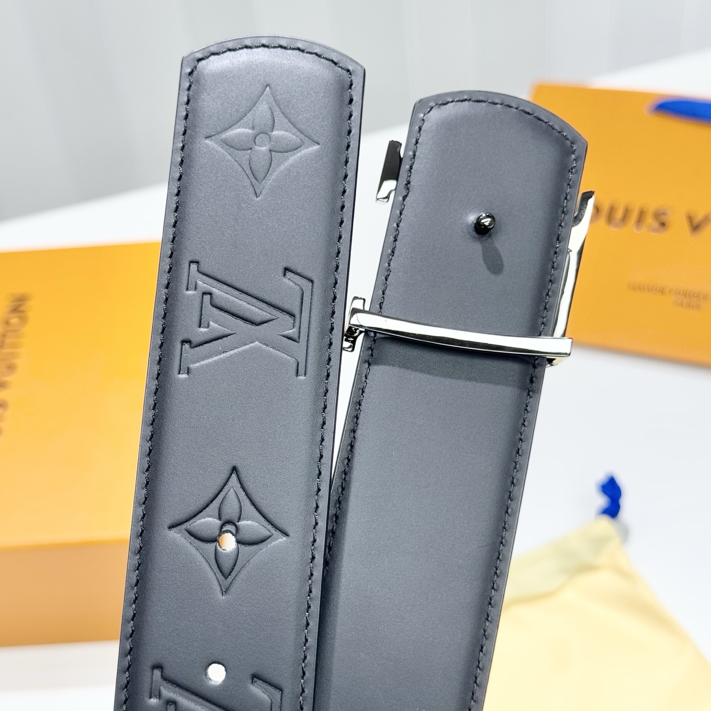 。 LV Dimension 4.0腰带将经典格调引入新颖尺幅设计。皮革压印 LV 字母、与纤秀 LV 