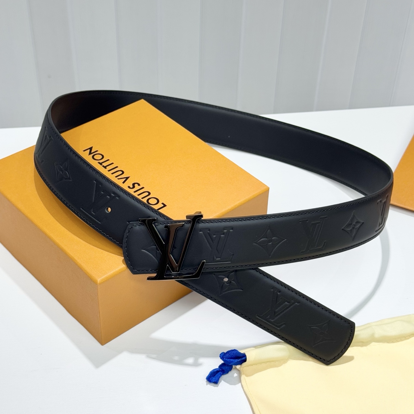 。 LV Dimension 4.0腰带将经典格调引入新颖尺幅设计。皮革压印 LV 字母、与纤秀 LV 