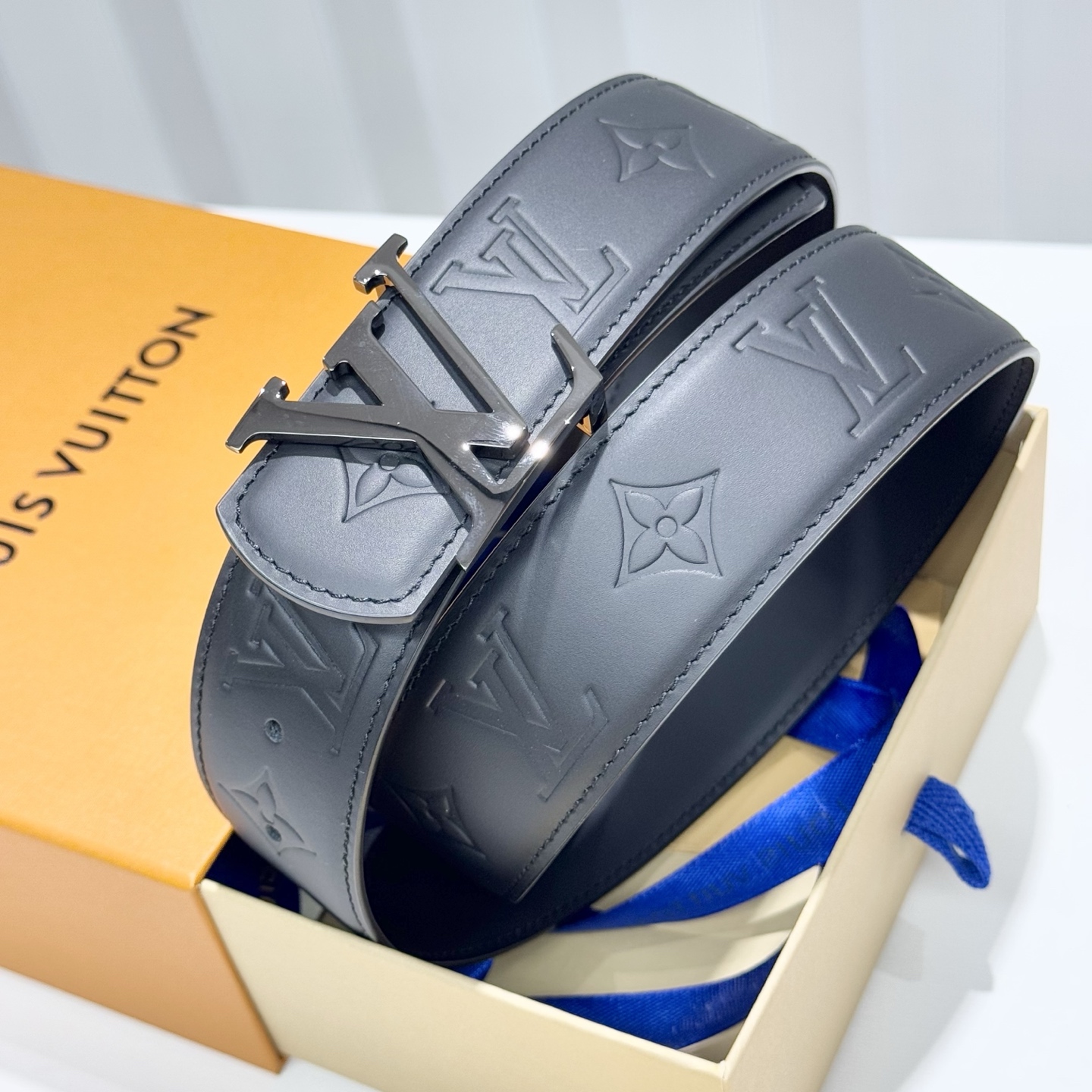 。 LV Dimension 4.0腰带将经典格调引入新颖尺幅设计。皮革压印 LV 字母、与纤秀 LV 