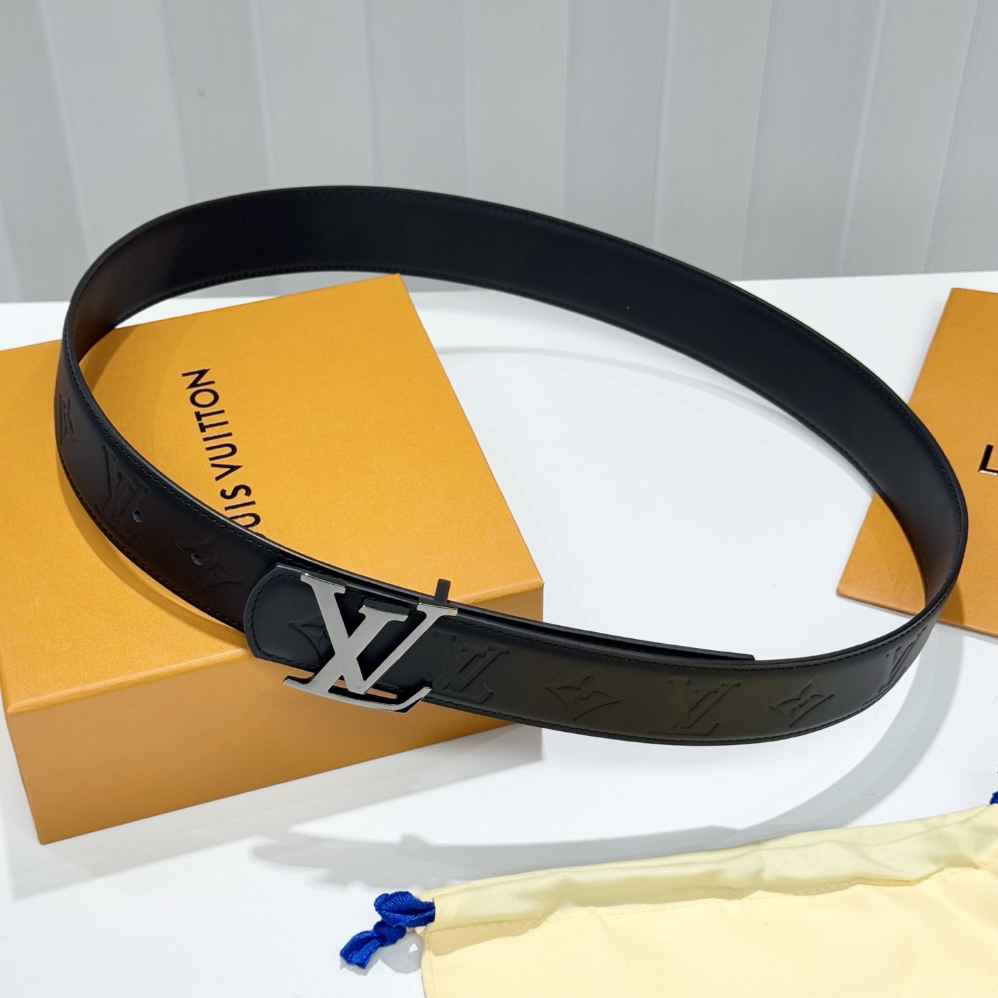 。 LV Dimension 4.0腰带将经典格调引入新颖尺幅设计。皮革压印 LV 字母、与纤秀 LV 