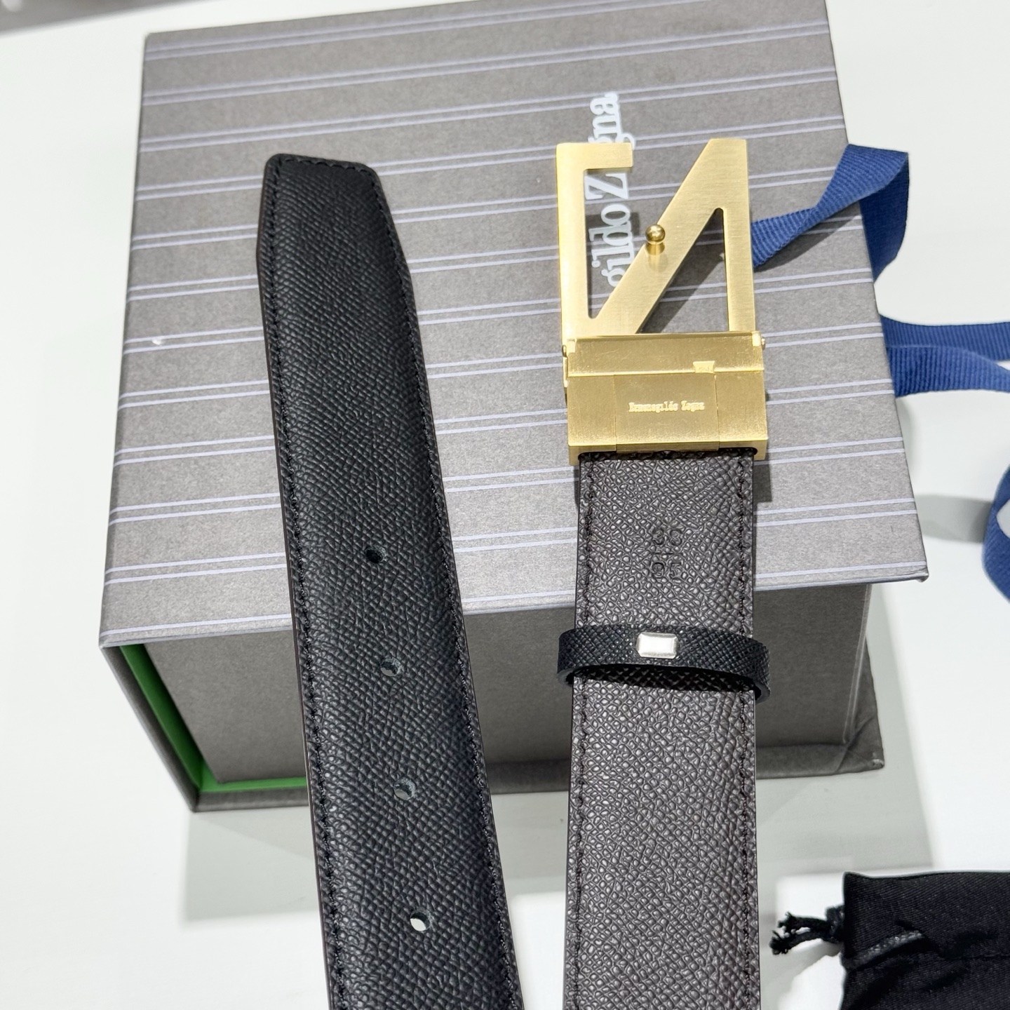 。 杰尼亚，头层牛皮 宽3.5CM 
官网同步，纯铜金属标识，适合商务低调人士！双面均可佩戴