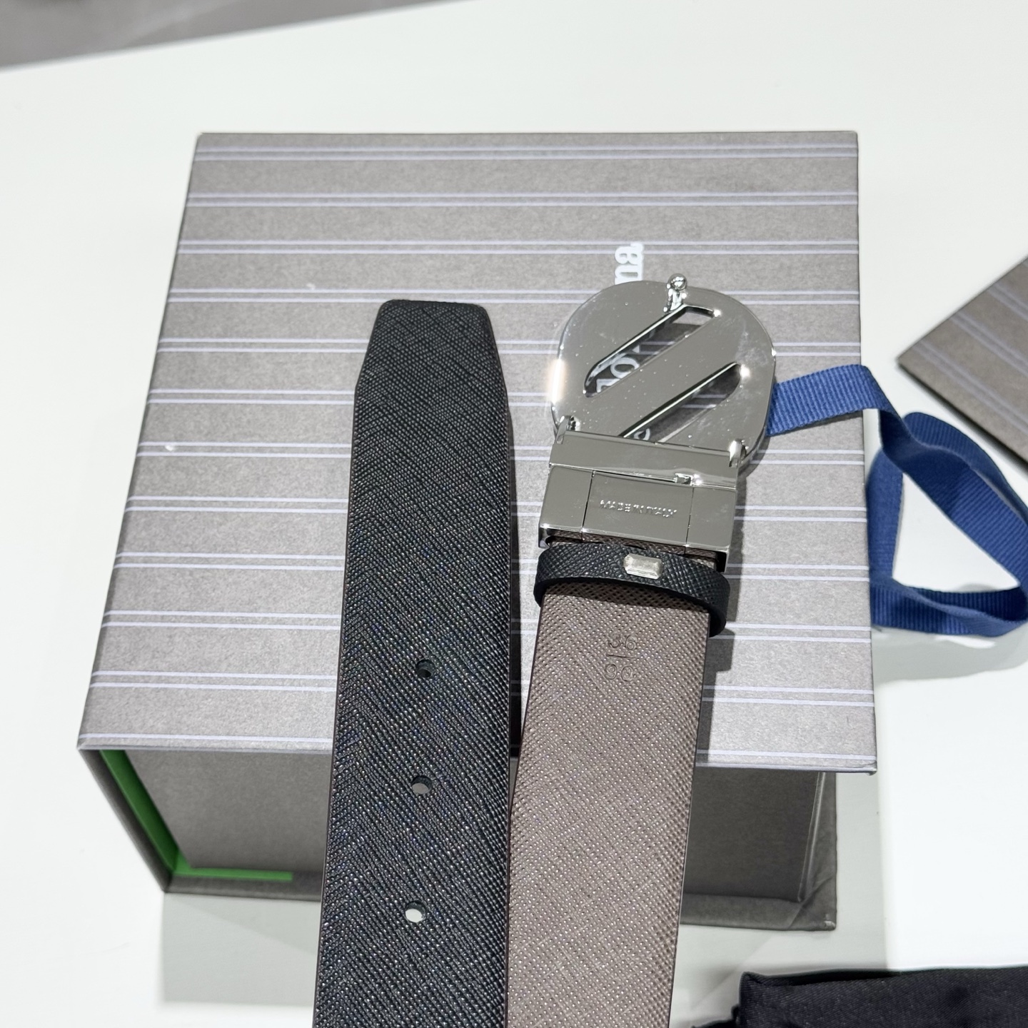 。 杰尼亚，头层牛皮 宽3.5CM 
官网同步，纯铜金属标识，适合商务低调人士！双面均可佩戴
