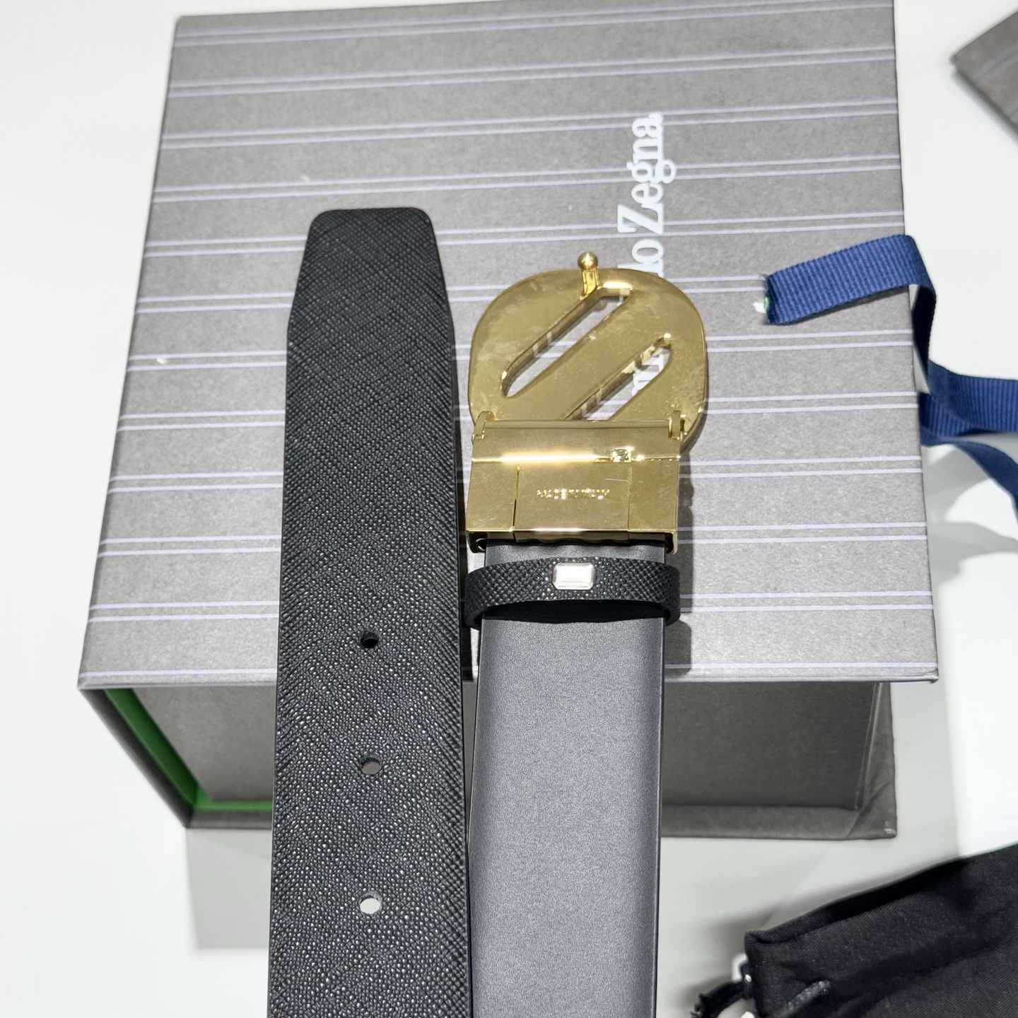 。 杰尼亚，头层牛皮 宽3.5CM 
官网同步，纯铜金属标识，适合商务低调人士！双面均可佩戴