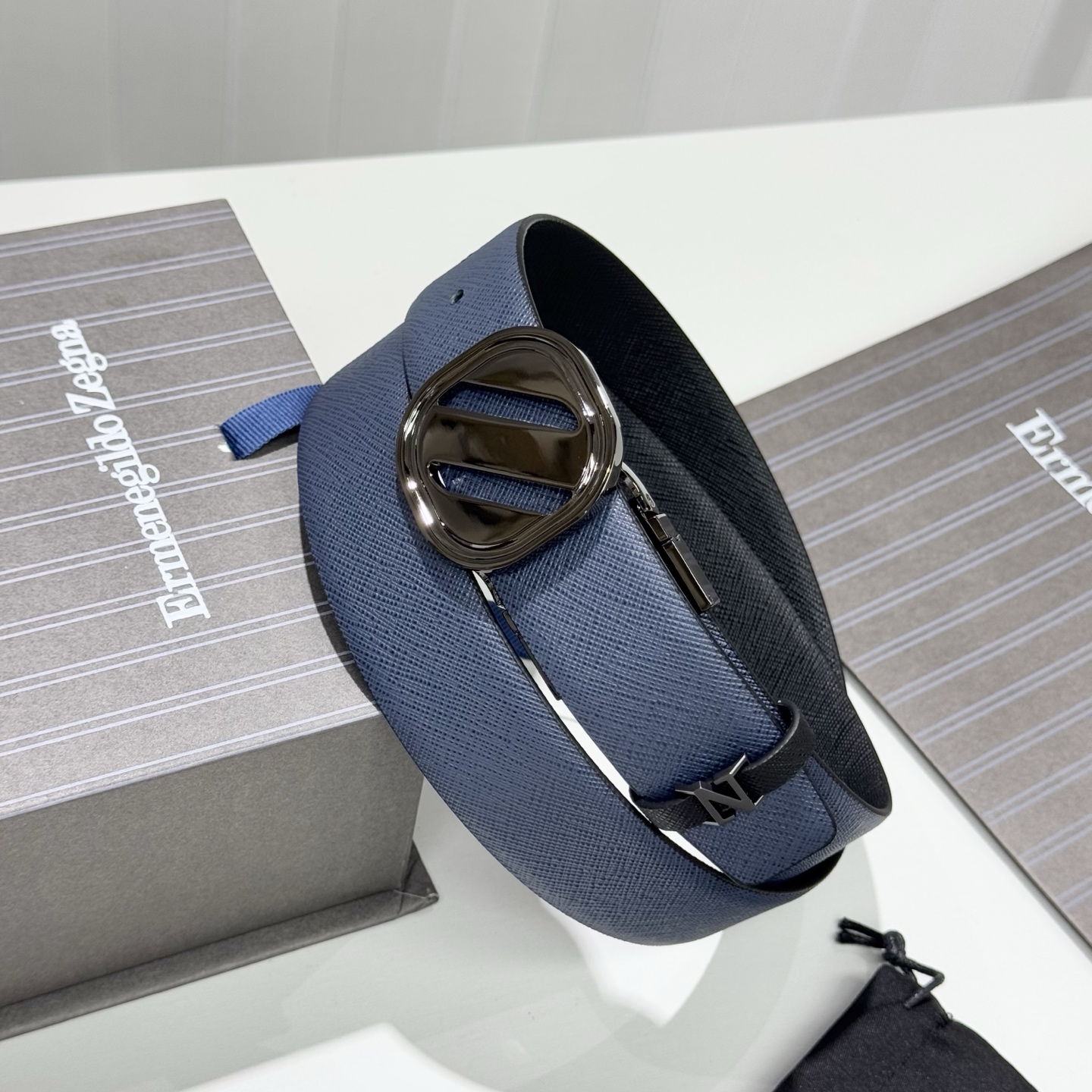 。 杰尼亚，头层牛皮 宽3.5CM 
官网同步，纯铜金属标识，适合商务低调人士！双面均可佩戴