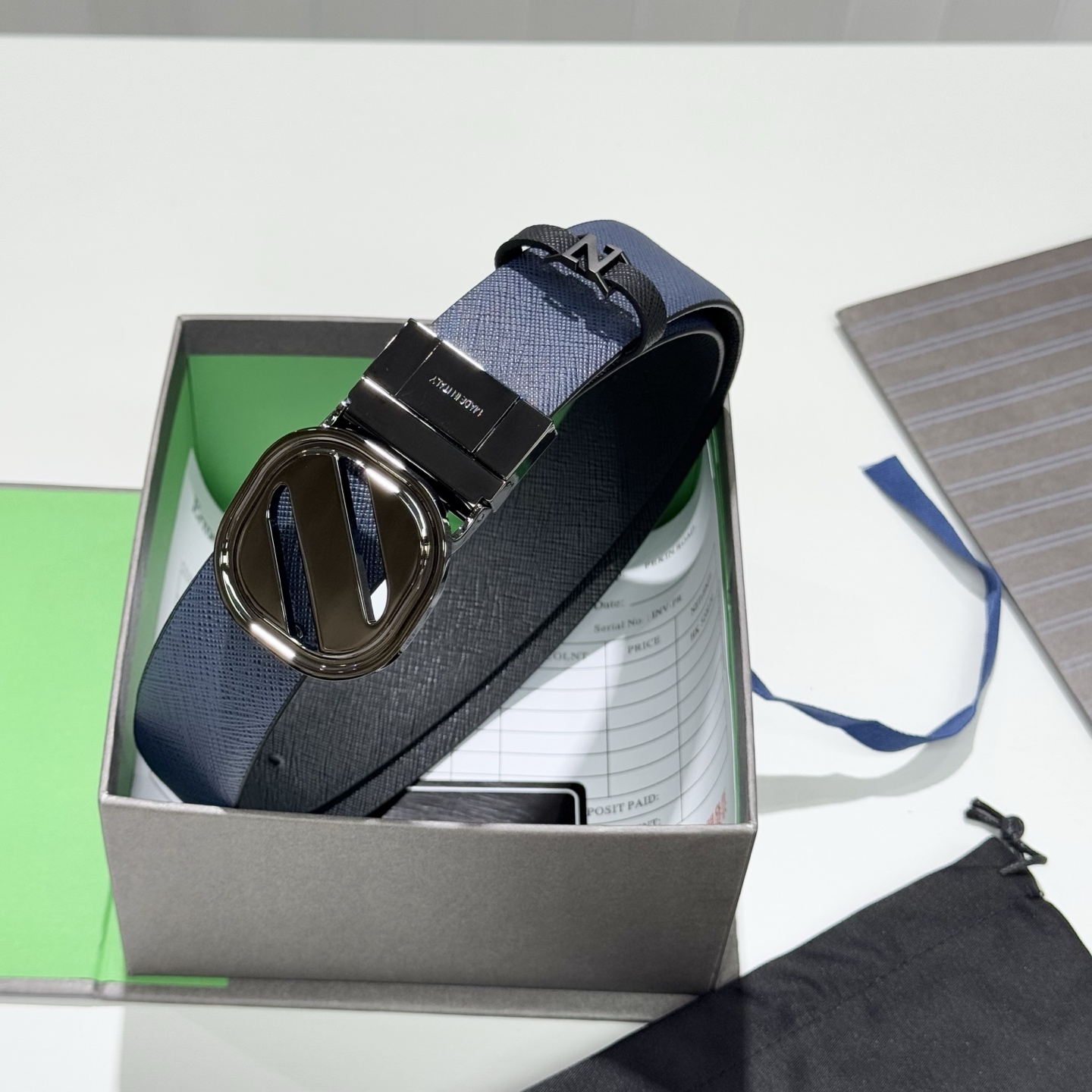 。 杰尼亚，头层牛皮 宽3.5CM 
官网同步，纯铜金属标识，适合商务低调人士！双面均可佩戴