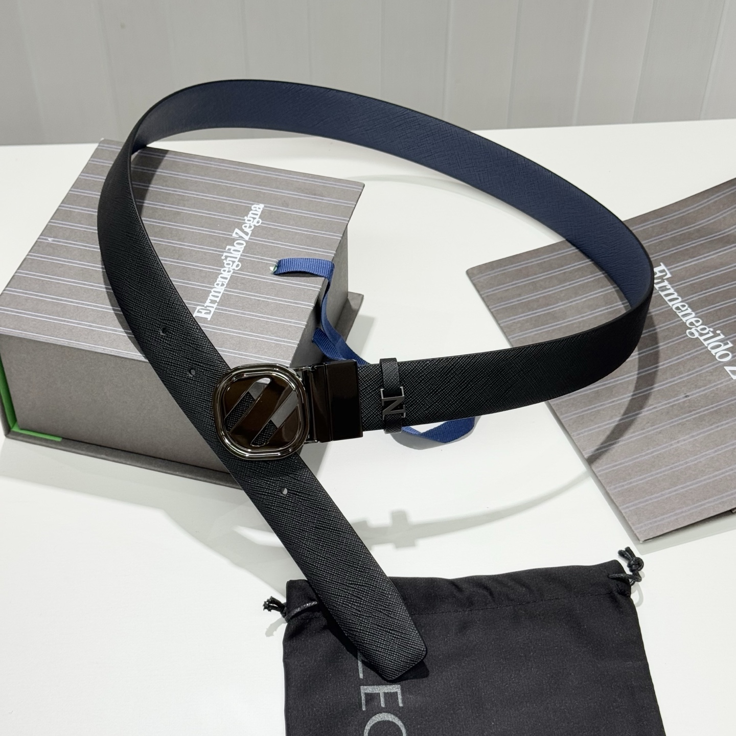 。 杰尼亚，头层牛皮 宽3.5CM 
官网同步，纯铜金属标识，适合商务低调人士！双面均可佩戴