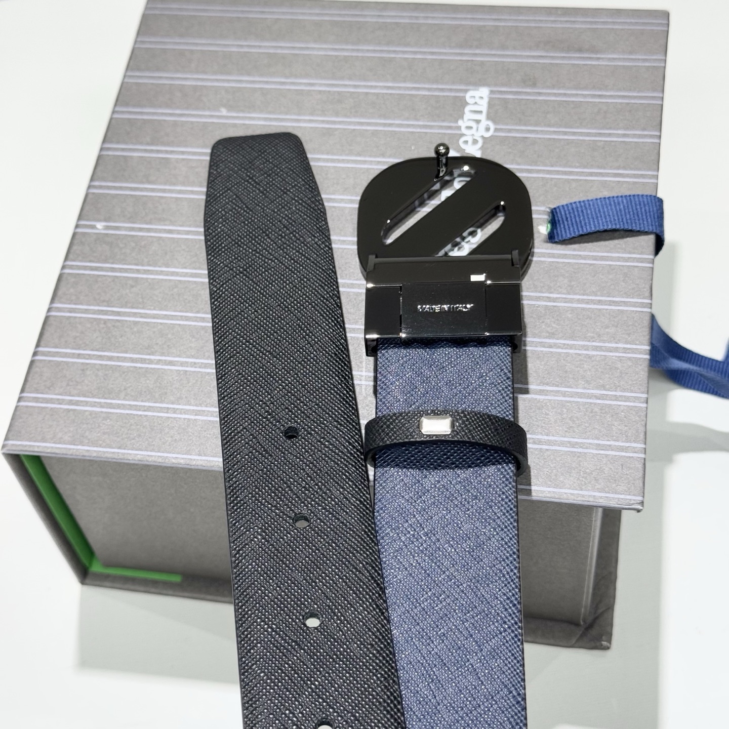 。 杰尼亚，头层牛皮 宽3.5CM 
官网同步，纯铜金属标识，适合商务低调人士！双面均可佩戴