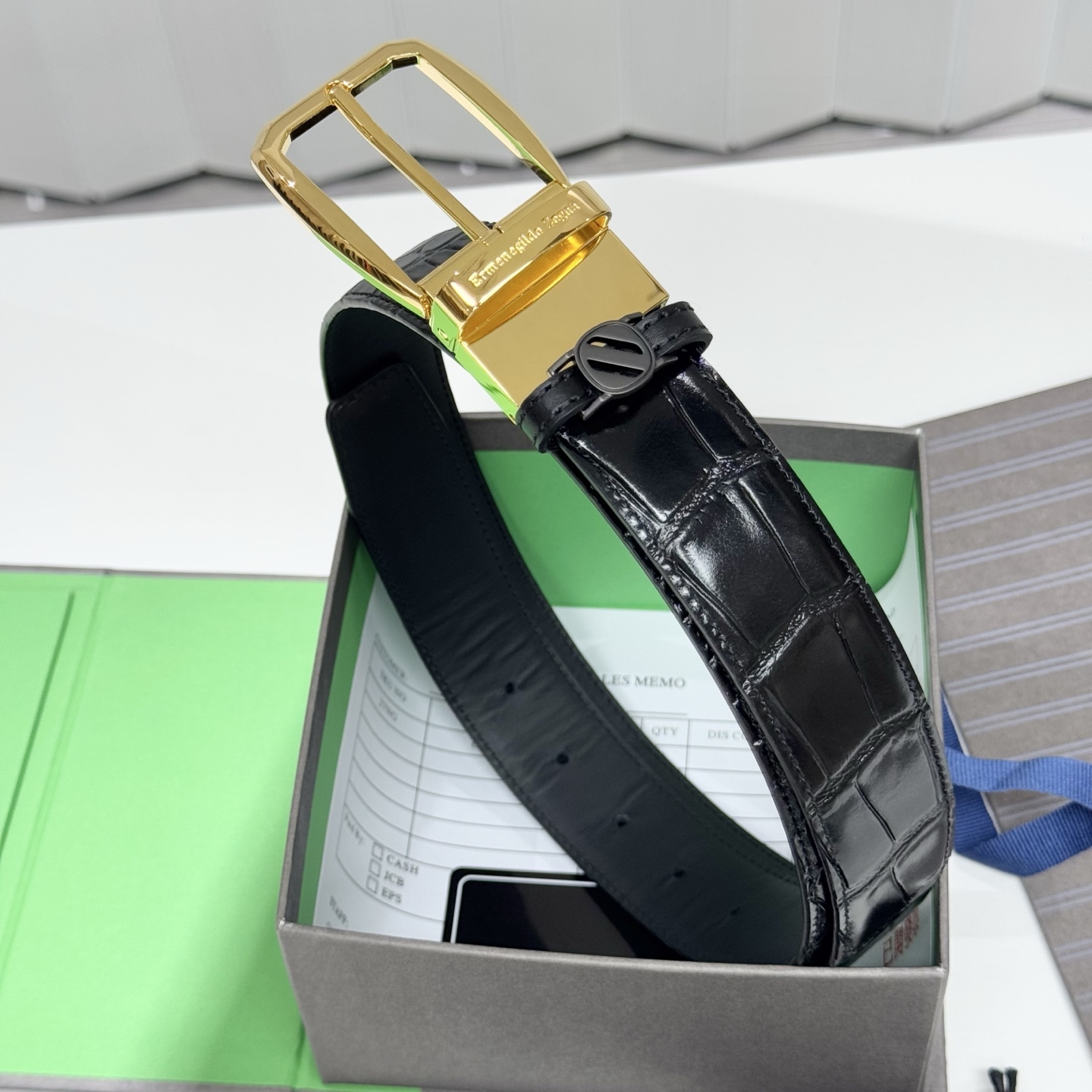 。 杰尼亚，头层牛皮 宽3.5CM 
官网同步，纯铜金属标识，适合商务低调人士！双面均可佩戴